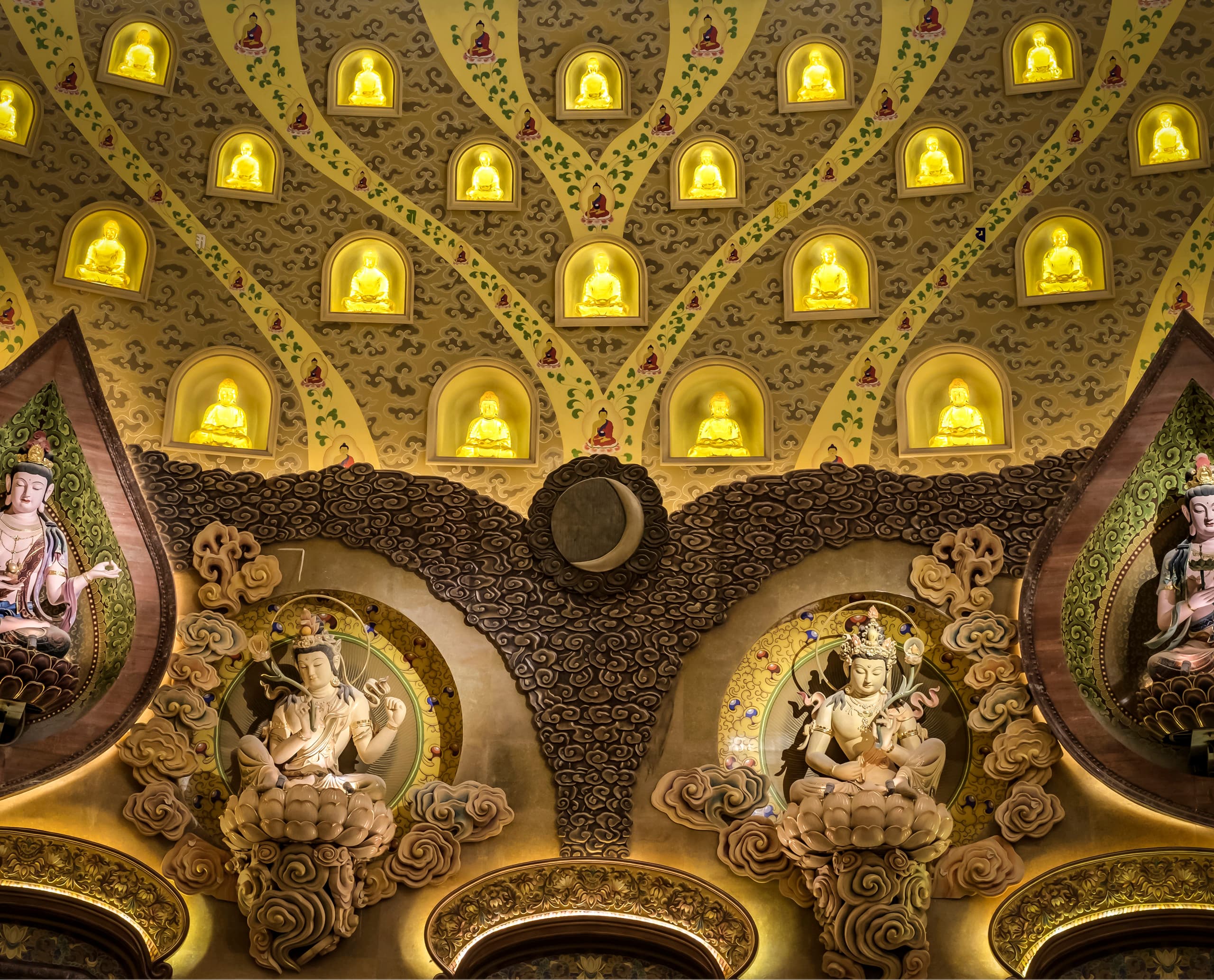 ERCO LED-Beleuchtung im Usnisa-Palast, Nanjing, mit warmweissem Licht, das die goldenen Farbtöne der Kunstwerke hervorhebt.