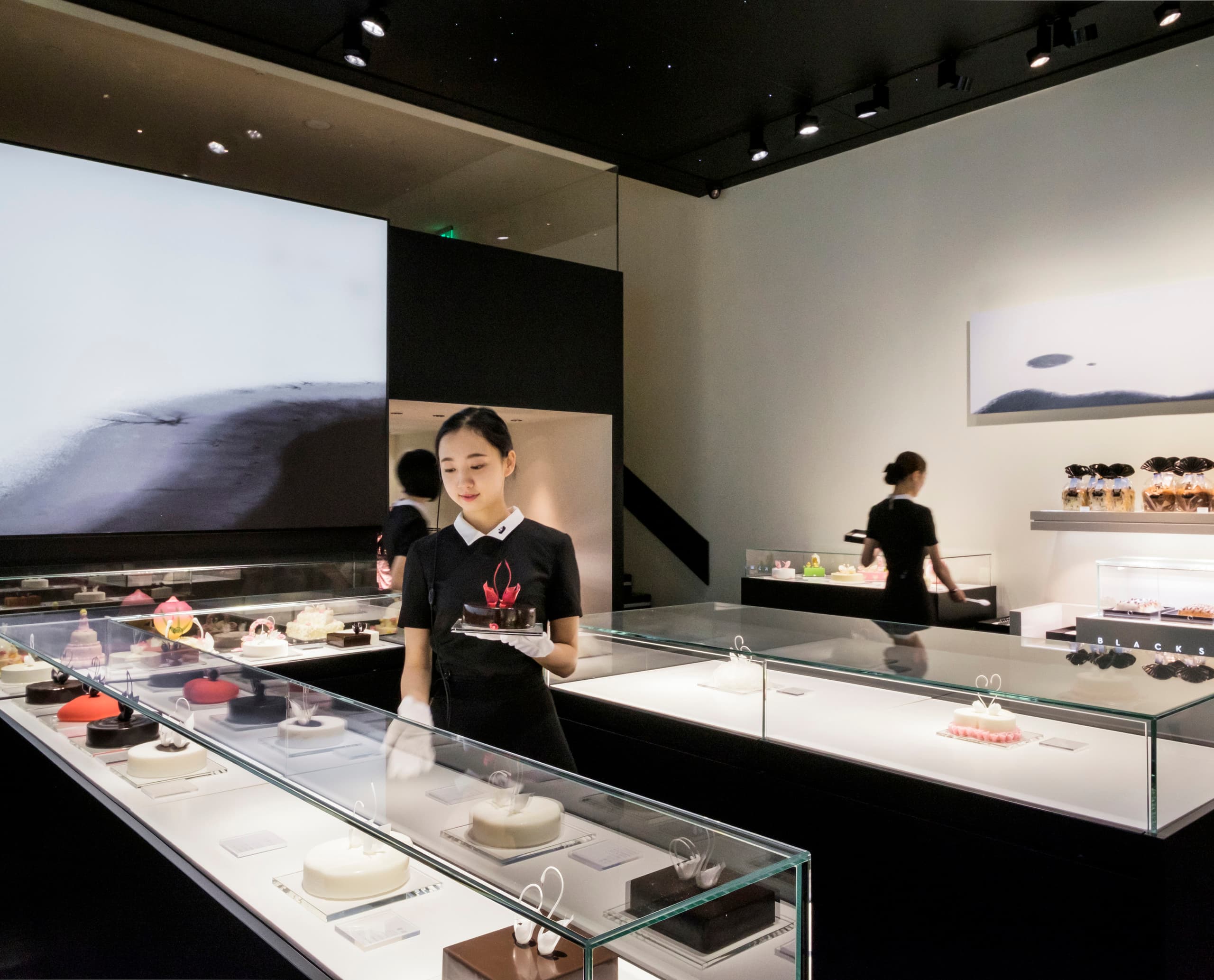 ERCO Optec Spots beleuchten Kuchen in der Black Swan Patisserie in Peking.
