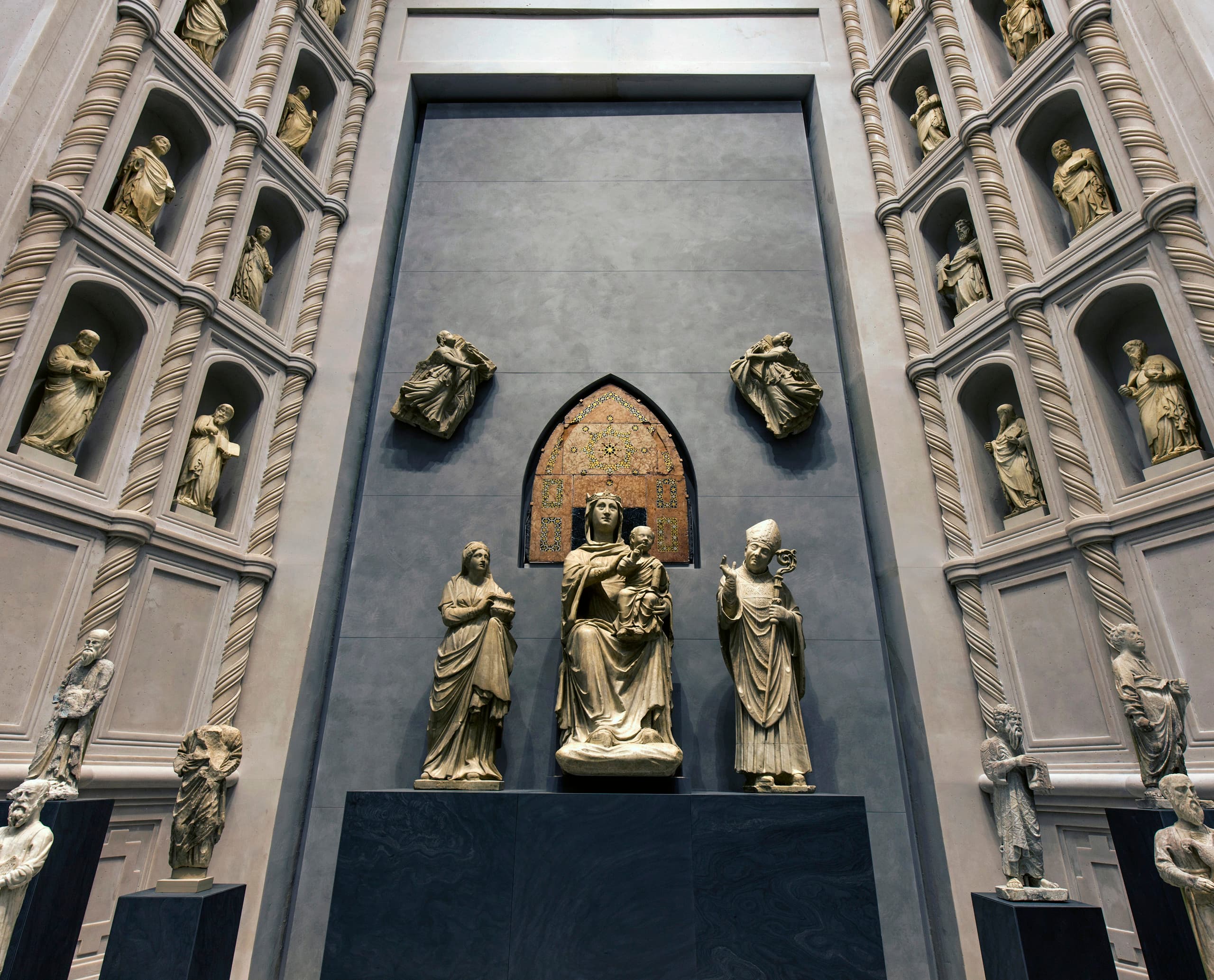 Skulpturen im Dommuseum Florenz, beleuchtet mit ERCO LED-Strahlern.