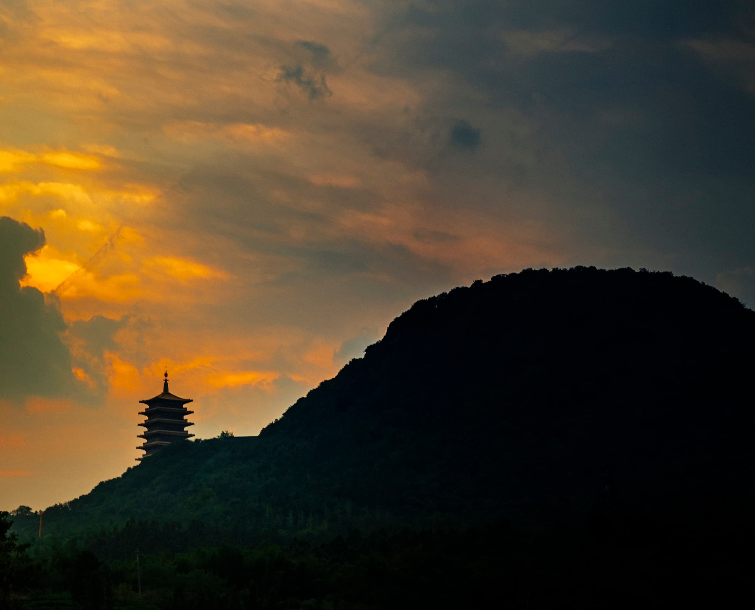 Pagode im Niushoushan Kulturpark, Nanjing, bei Sonnenuntergang.