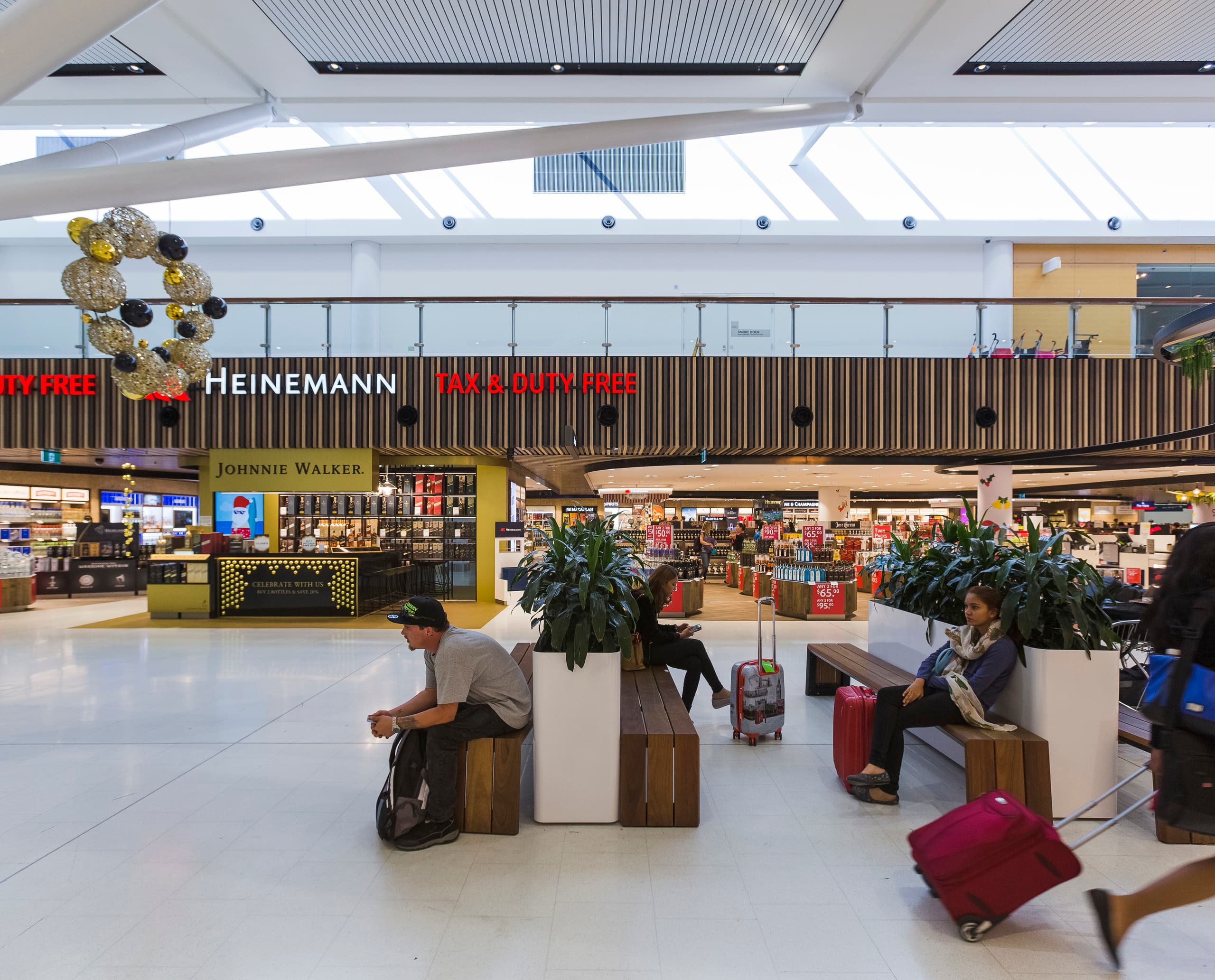 Flughafen Sydney Terminal 1 mit ERCO Skim Downlights für effiziente Beleuchtung.
