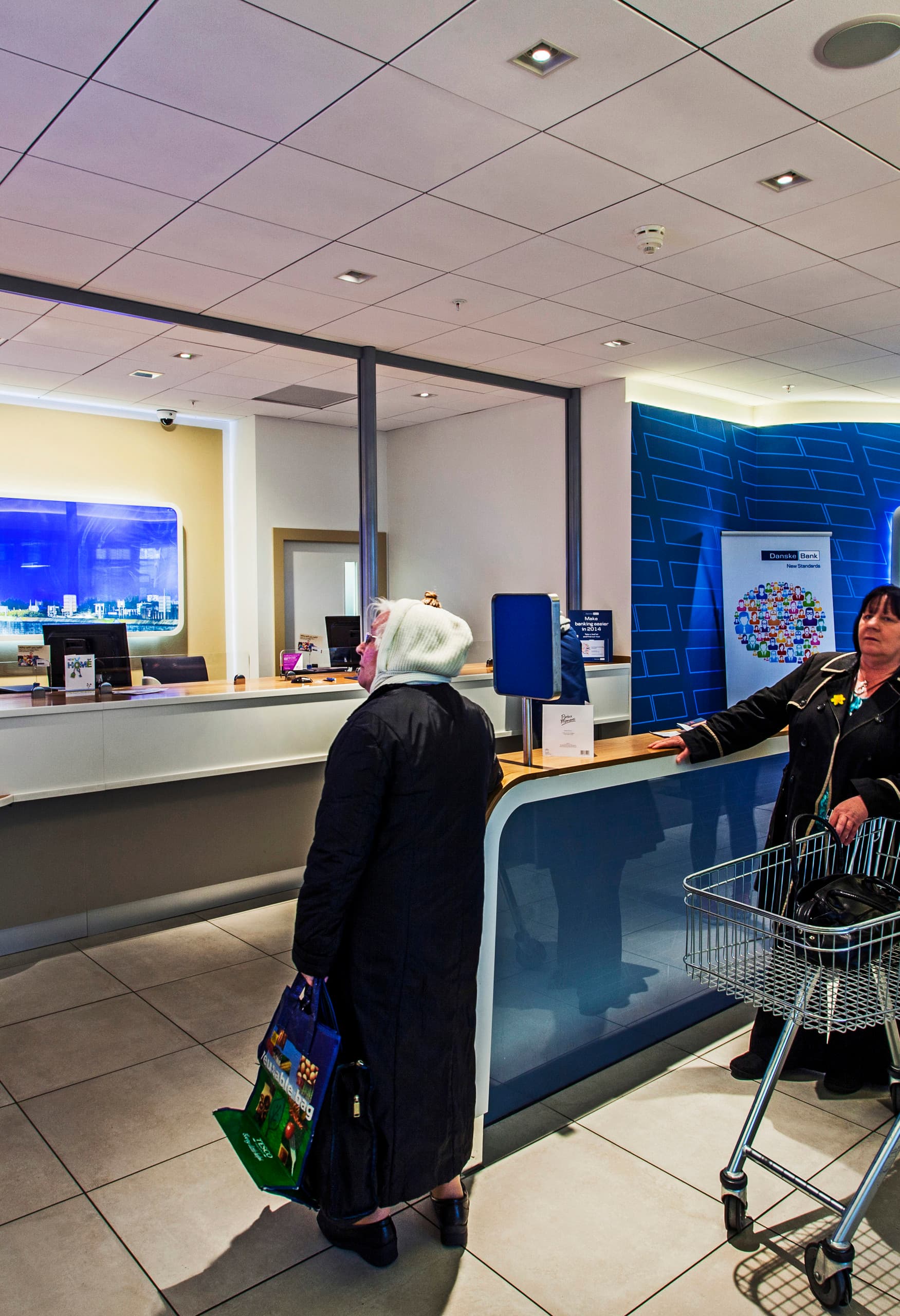 Danske Bank Filiale Belfast: Helle LED-Beleuchtung schafft einladende Atmosphäre für Kunden.