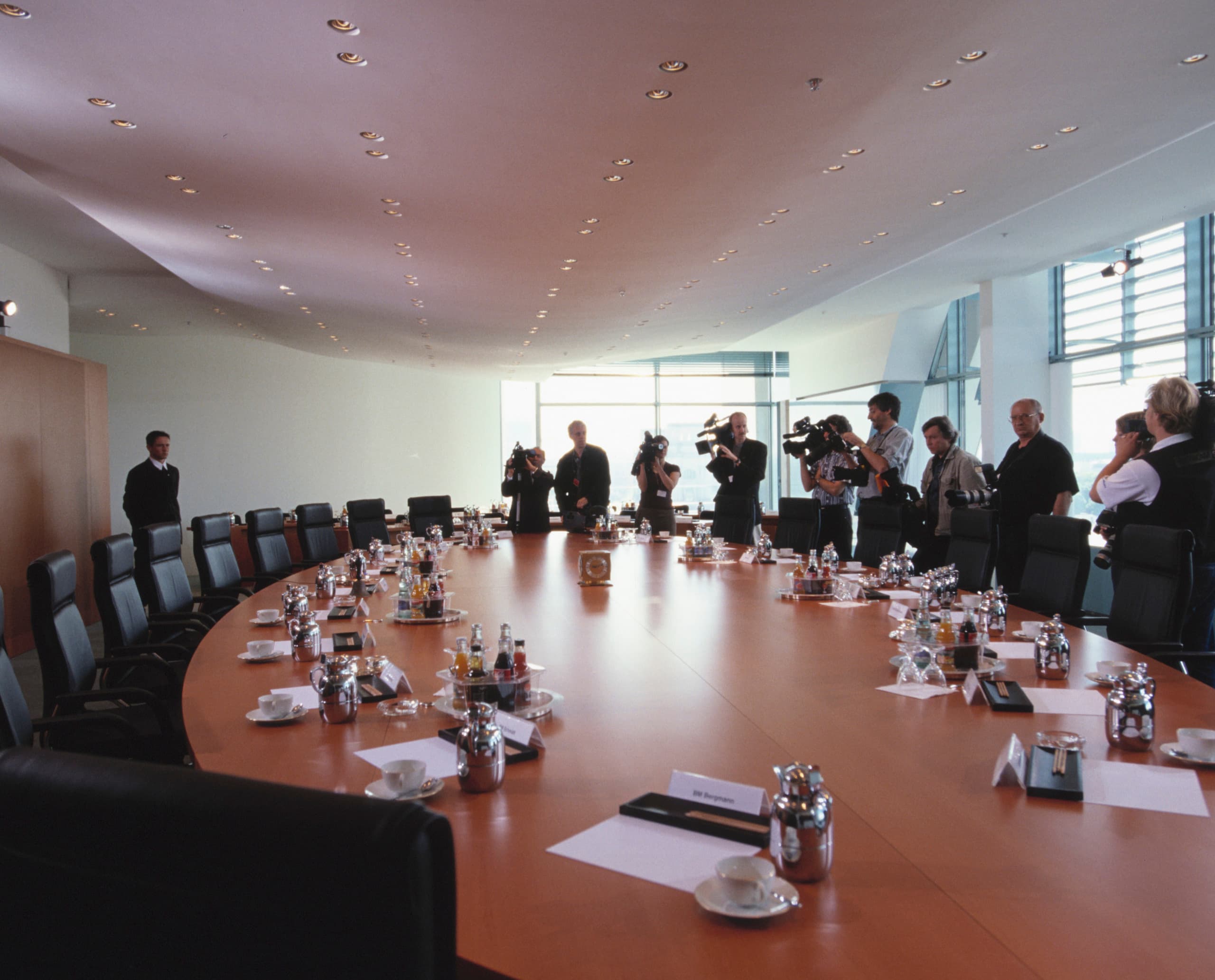 Bundeskanzleramt Konferenzraum mit ERCO Downlights und Journalisten.