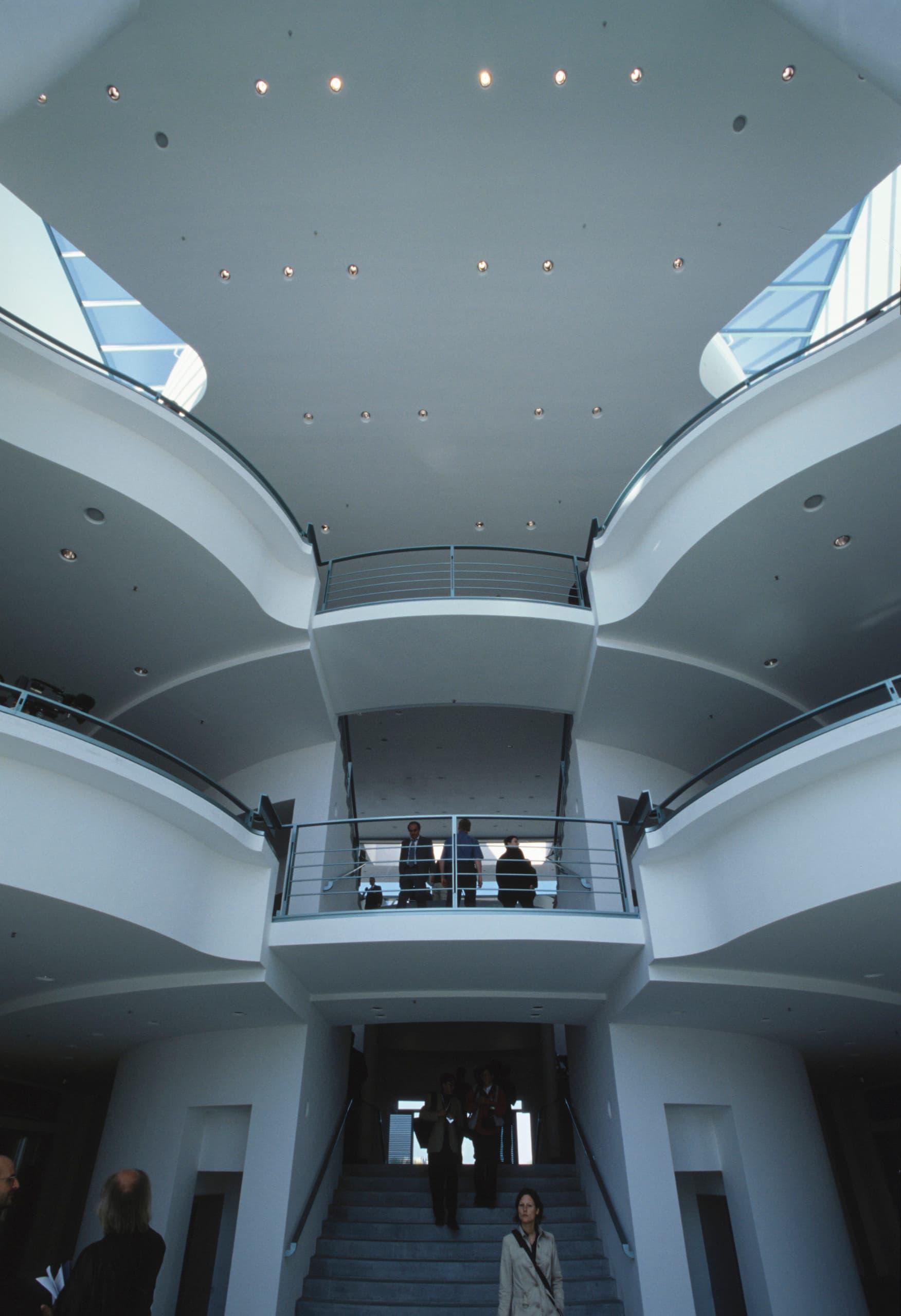 Innenansicht des Bundeskanzleramtes mit ERCO Beleuchtung und architektonischen Details.