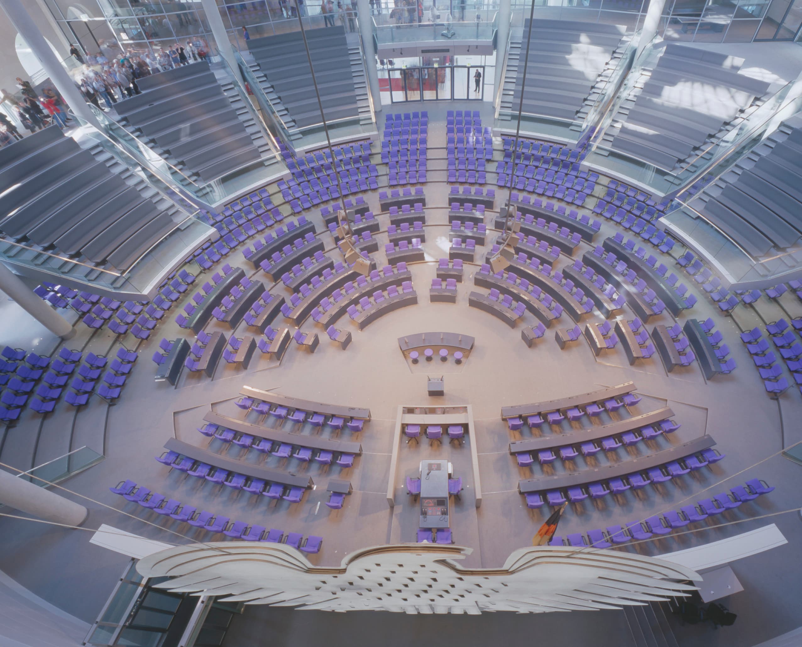 Blick in den Plenarsaal des Reichstags mit ERCO Beleuchtung, Berlin.