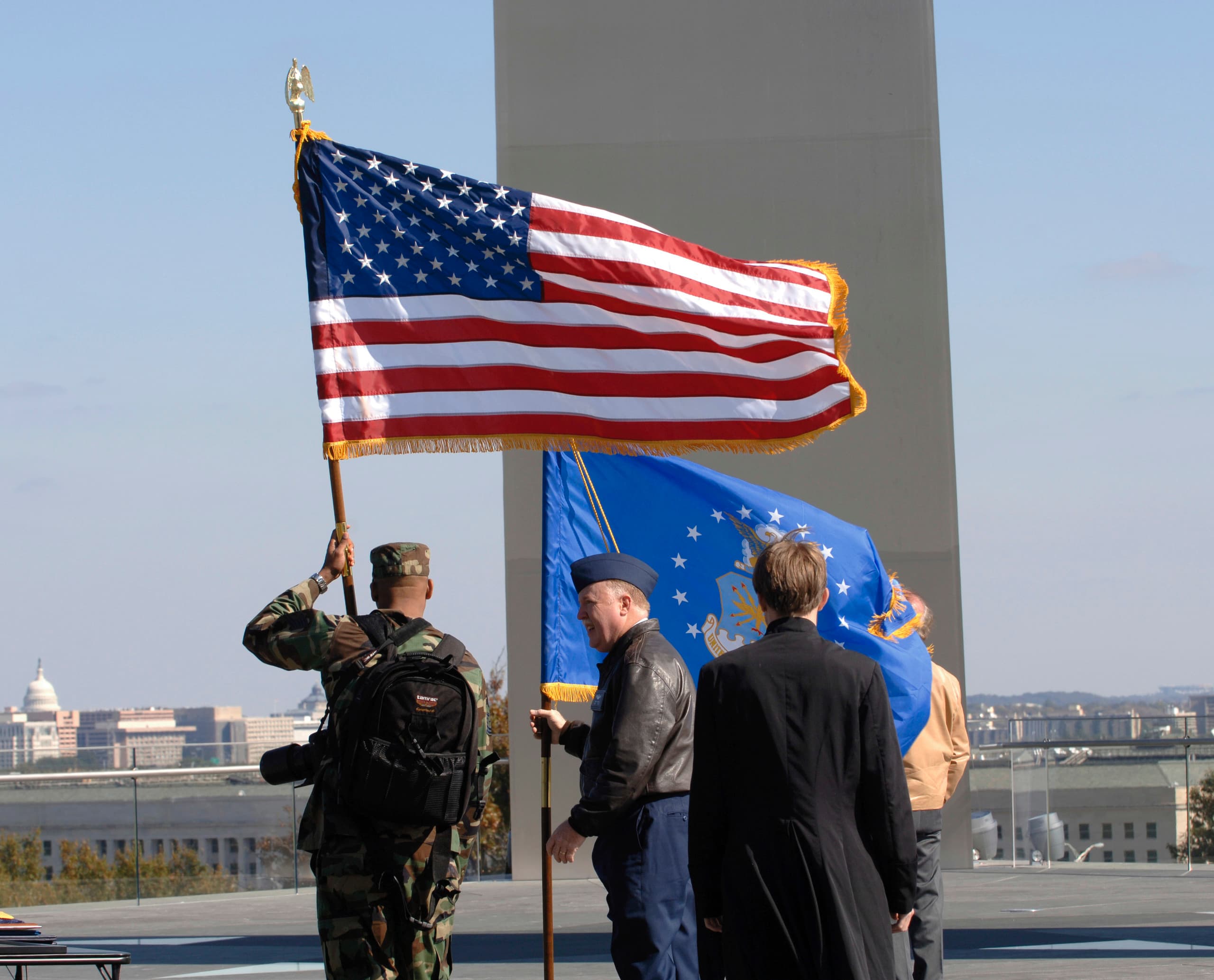 US Air Force Memorial mit US-Flagge und Air-Force-Flagge im Gedenken an Veteranen.