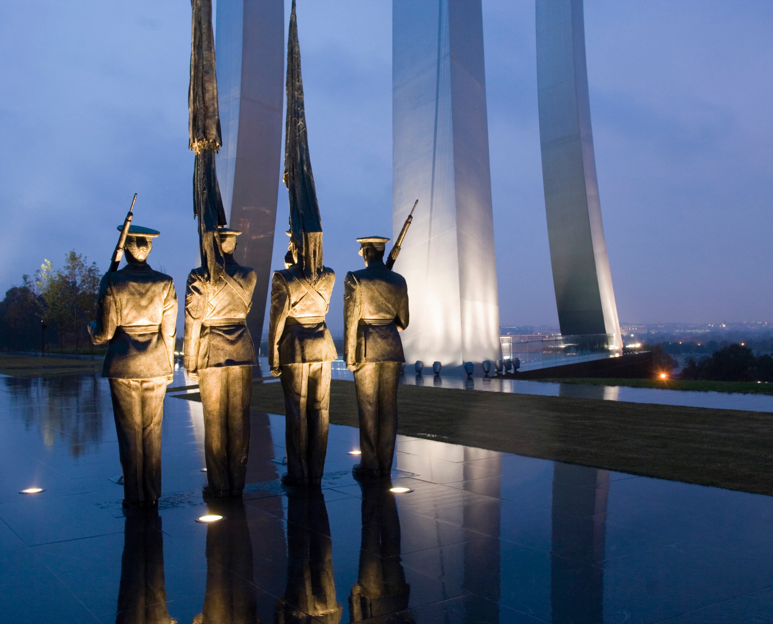 US Air Force Memorial in Arlington mit Beamern beleuchtet.