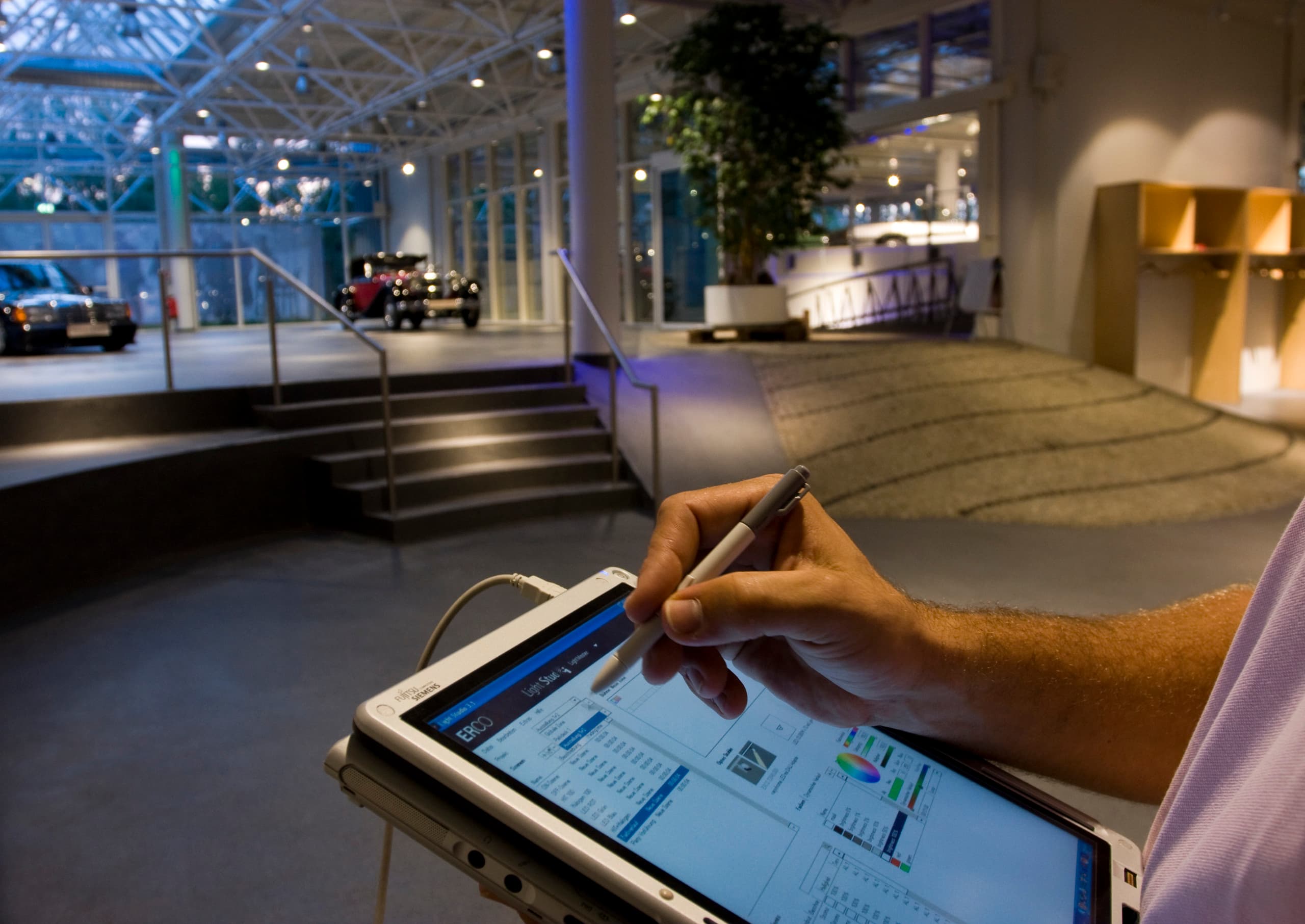 ERCO Lichtplanung auf Tablet für effiziente Shopbeleuchtung.
