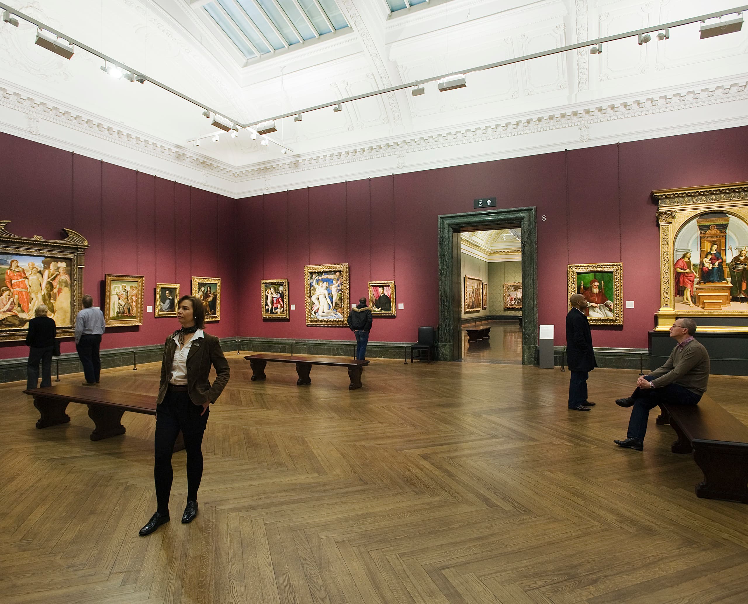 Innenansicht der National Gallery mit ERCO LED-Beleuchtung, die Gemälde hervorhebt.