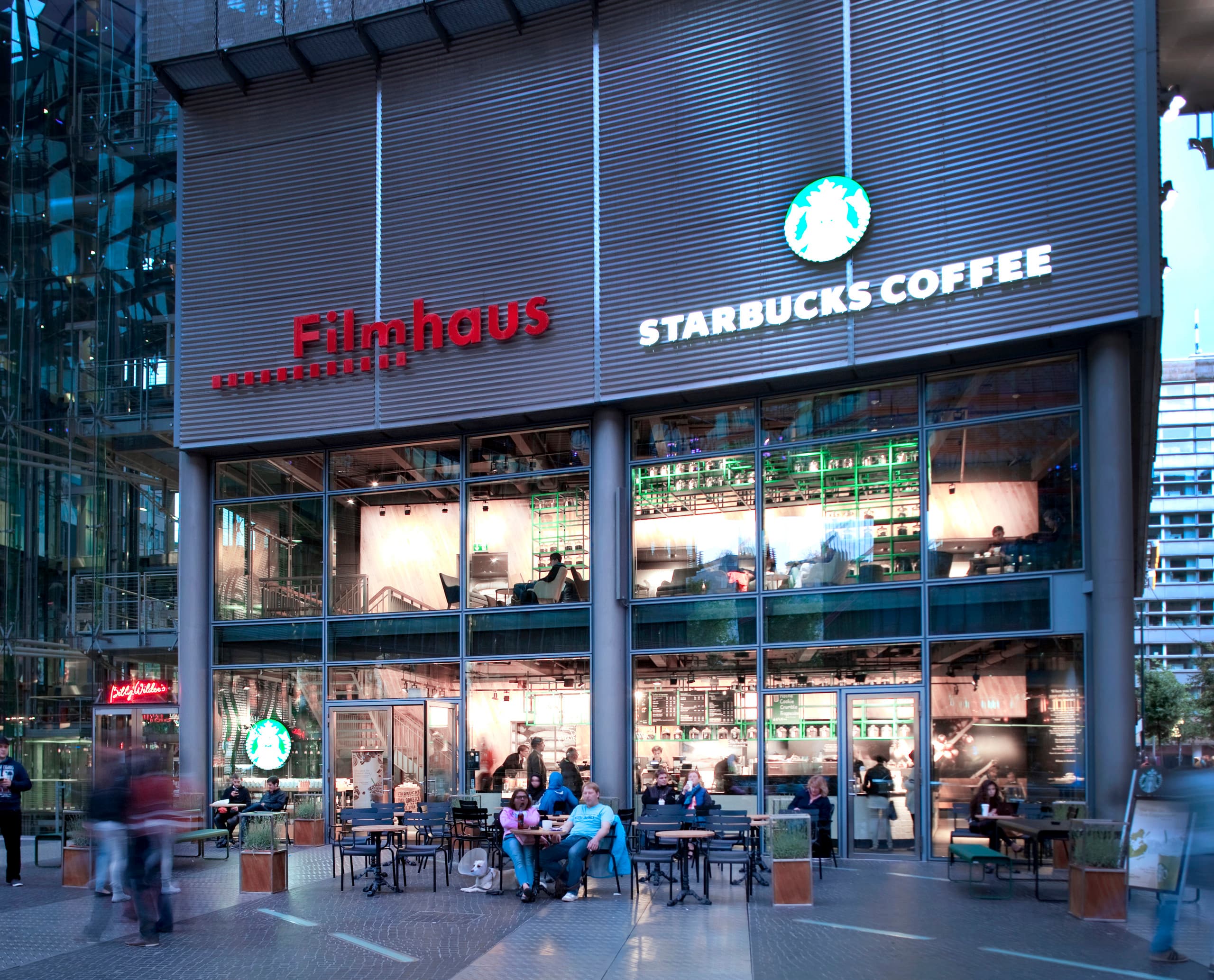Starbucks Coffee House in Berlin, mit einladender Beleuchtung und Außenbereich für Gäste.