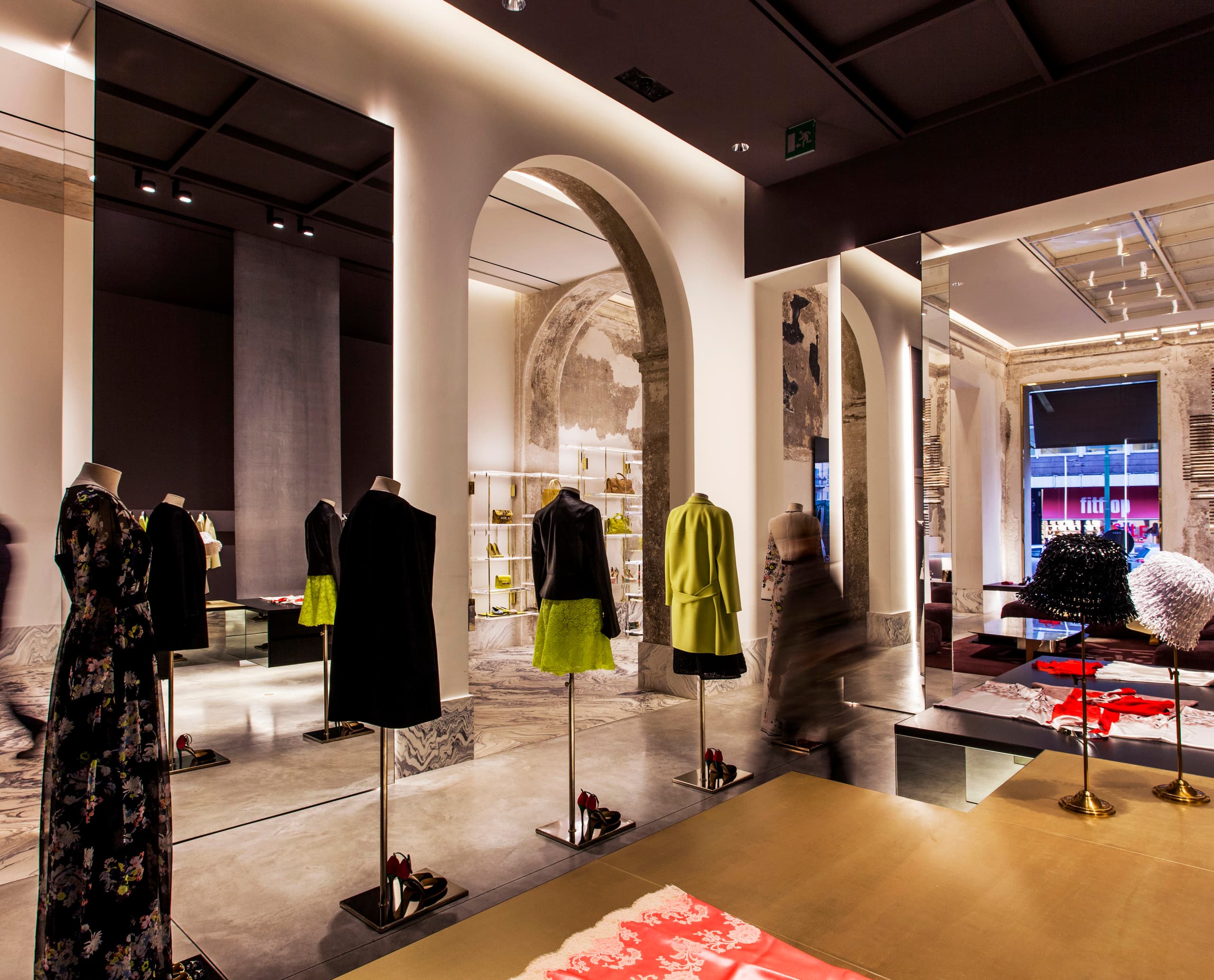 Antonia Store in Mailand mit ERCO Optec Strahlern und Quintessence Downlights zur Akzentuierung der Mode.