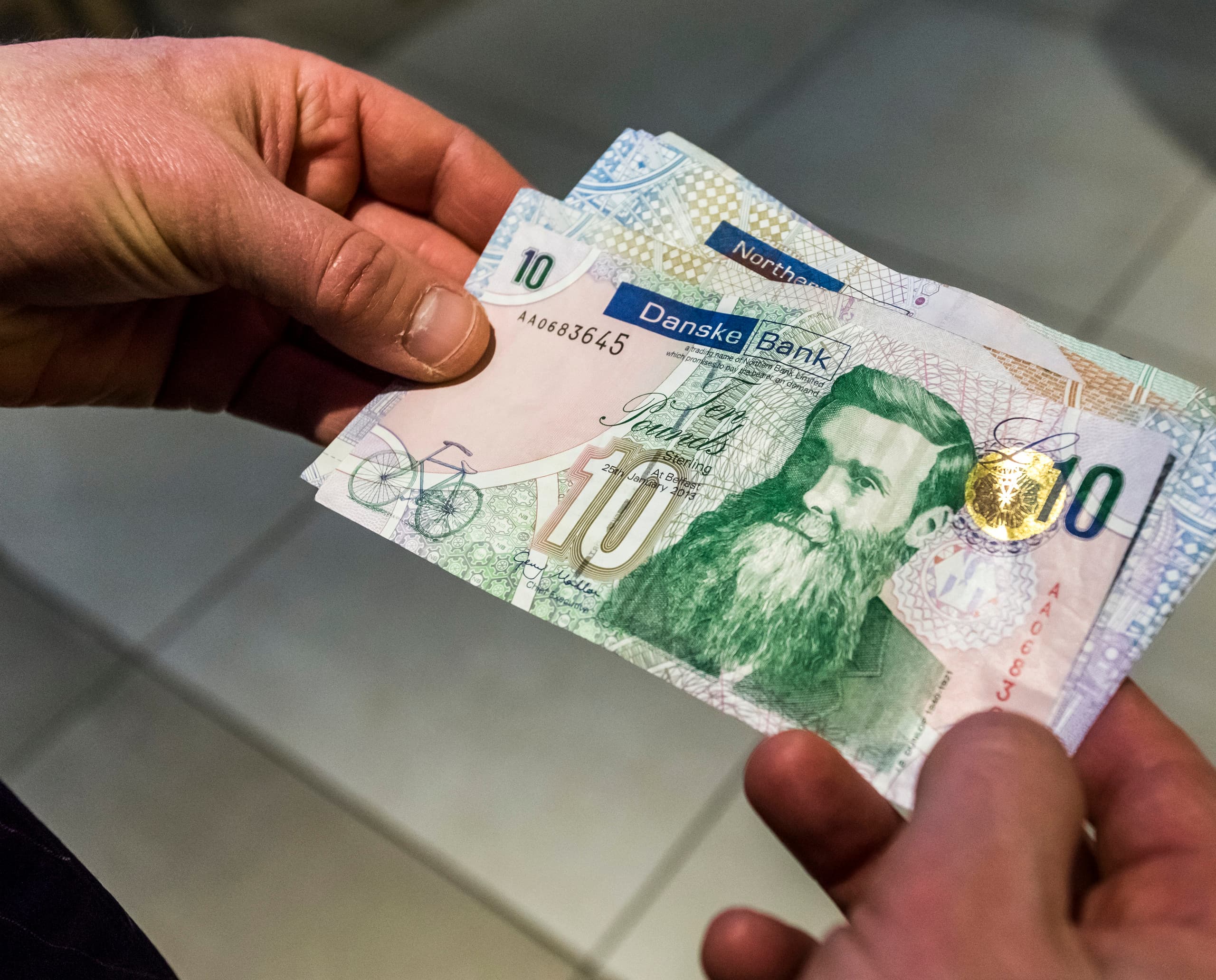 Danske Bank Zehn-Pfund-Noten in Belfast, die das moderne Design der Bank hervorheben.