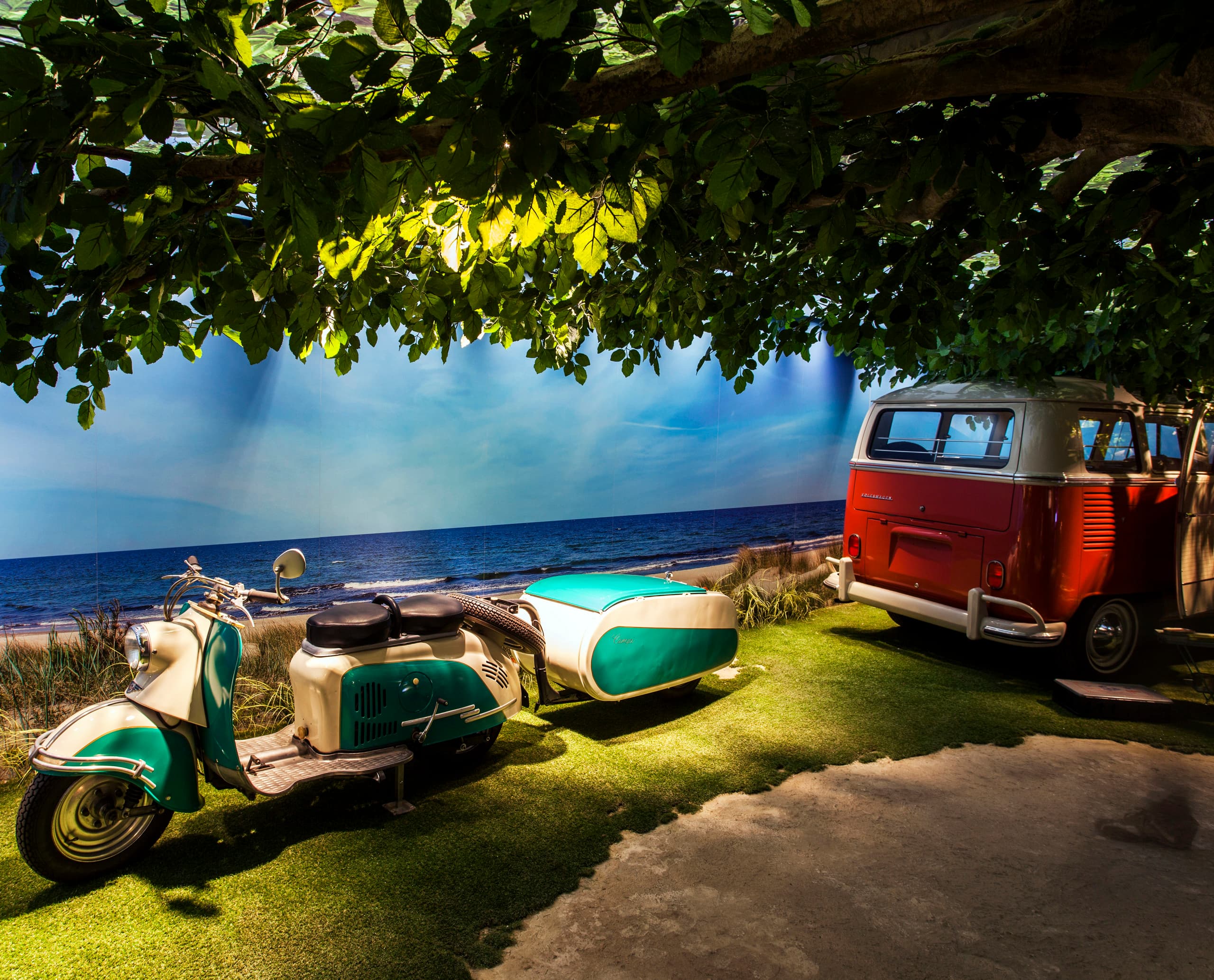 Oldtimer-Motorroller mit Anhänger und VW-Bus im PS.Speicher Museum, Einbeck. Ausstellung historischer Mobilität.