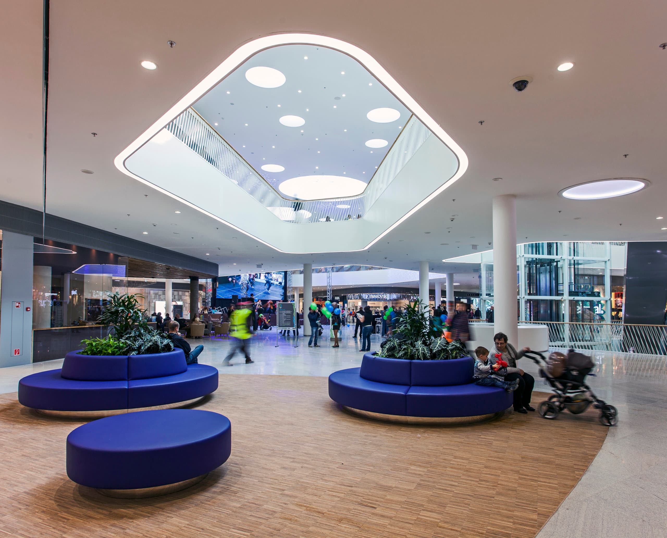 Bory Mall Bratislava Innenraum mit ERCO Skim Downlights für angenehme Beleuchtung.