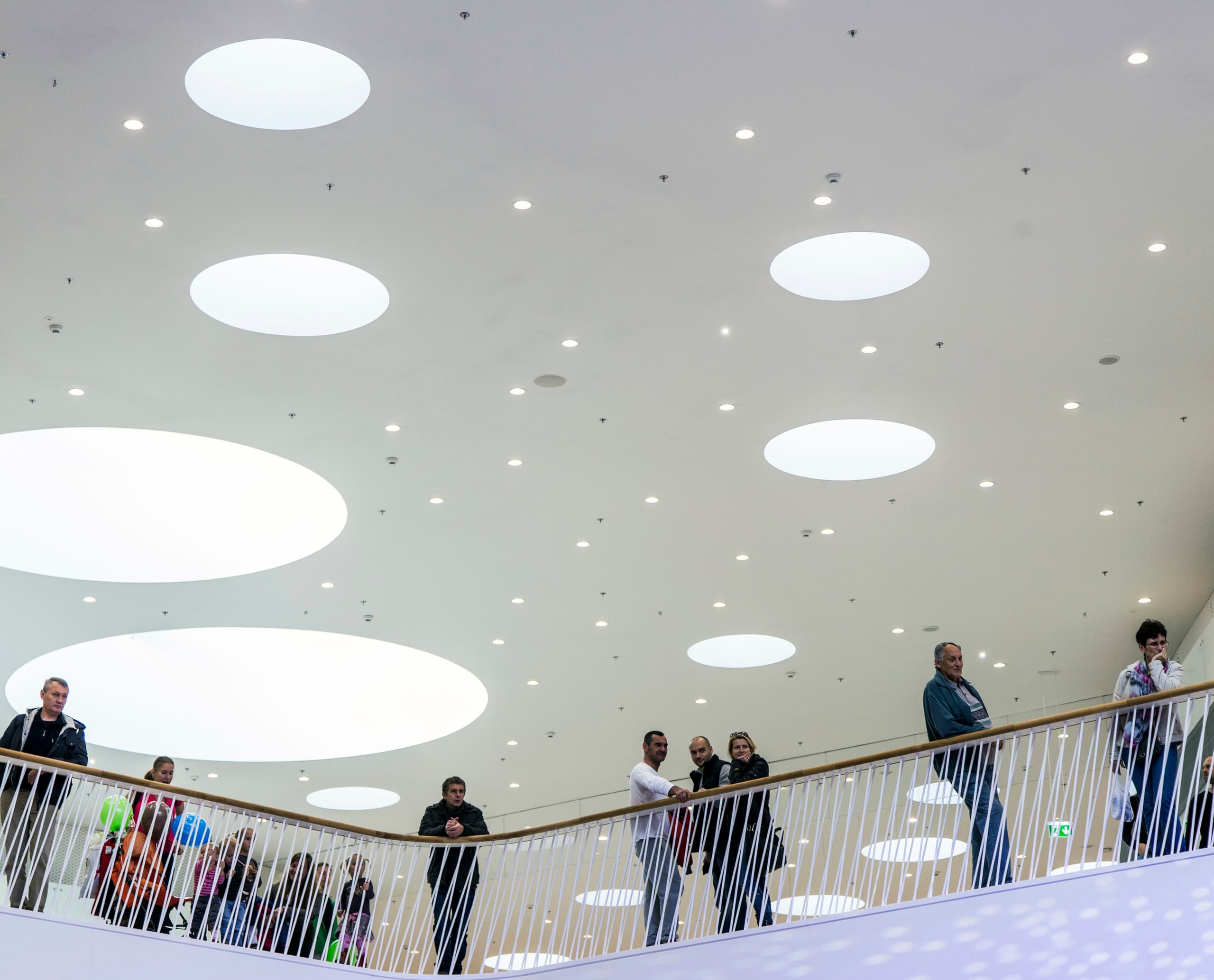 Bory Mall Bratislava: Architektonisch ansprechendes Design mit ERCO Skim Downlights für angenehme Beleuchtung.