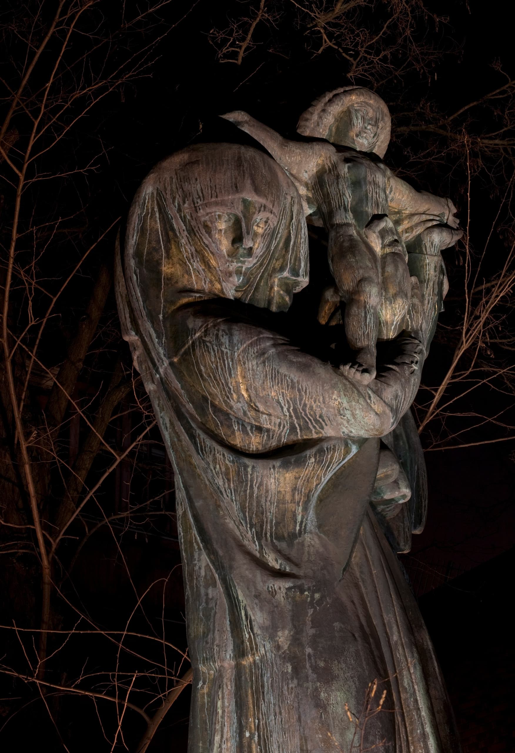 Bronze-Skulptur einer Mutter mit Kind im Musée Bourdelle, beleuchtet mit ERCO LED-Strahlern.