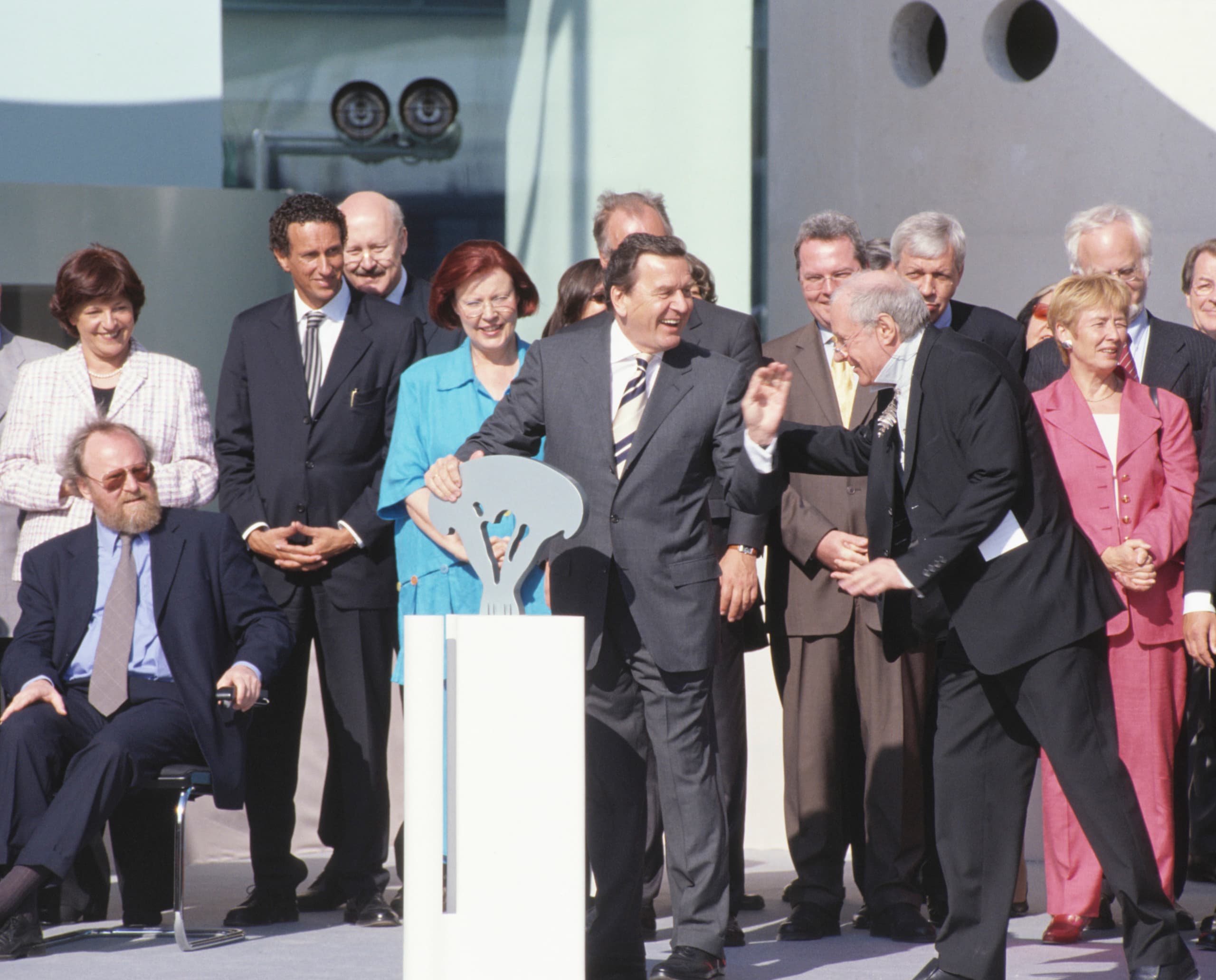 Die Eröffnung des Bundeskanzleramtes in Berlin mit Gerhard Schröder und Gästen.
