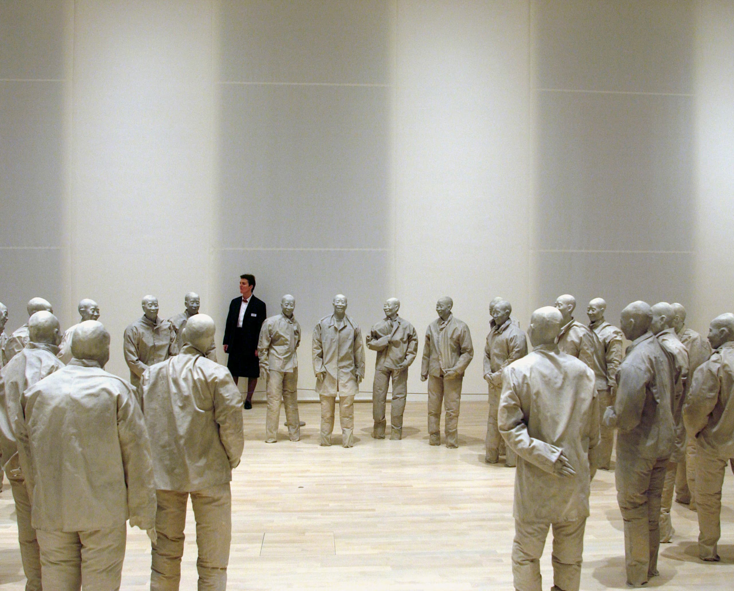 Skulpturengruppe in der K21 Kunstsammlung, Düsseldorf, beleuchtet mit ERCO Licht.