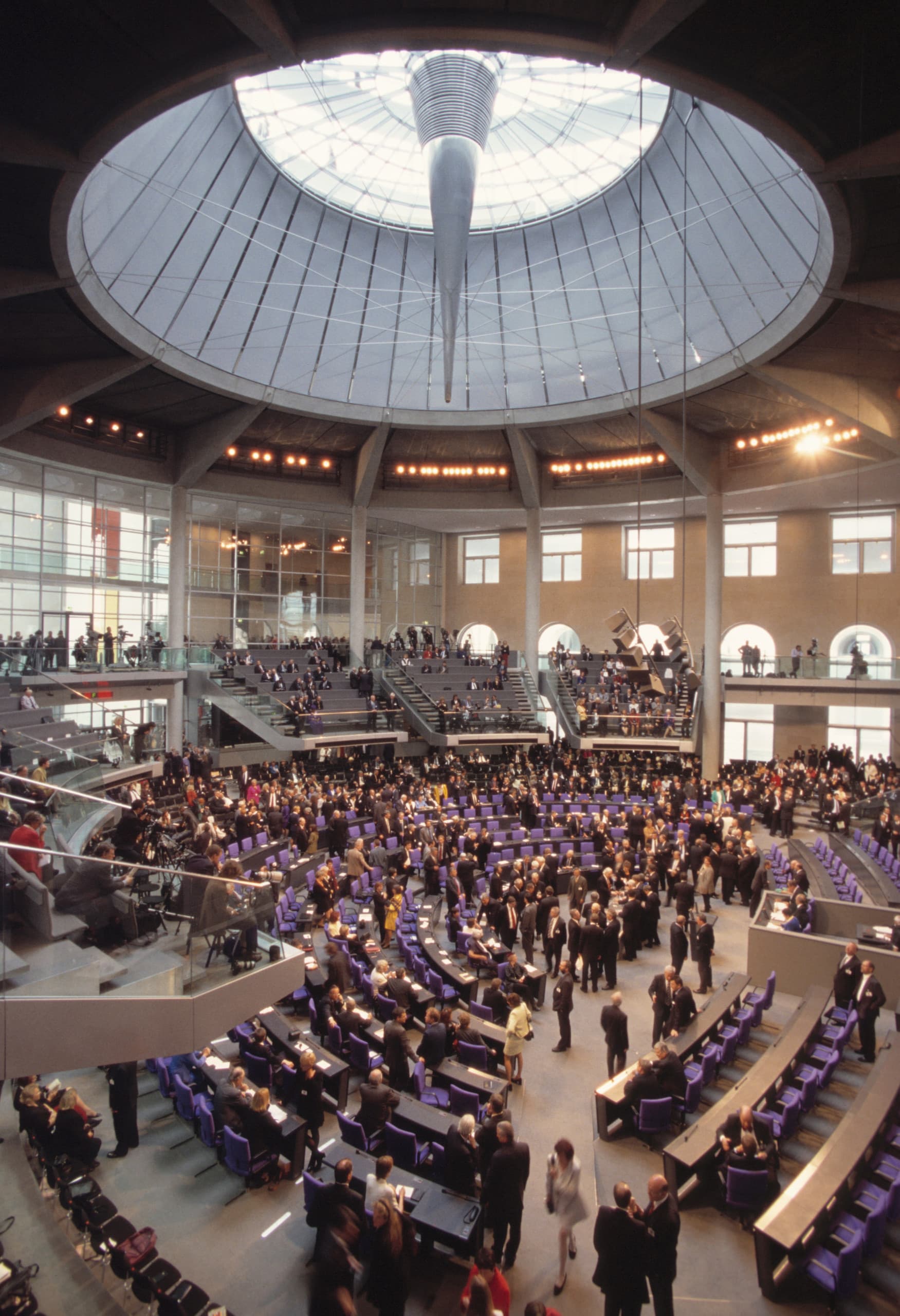 Innenansicht des Reichstagsgebäudes mit Glaskuppel und Beleuchtung von ERCO.