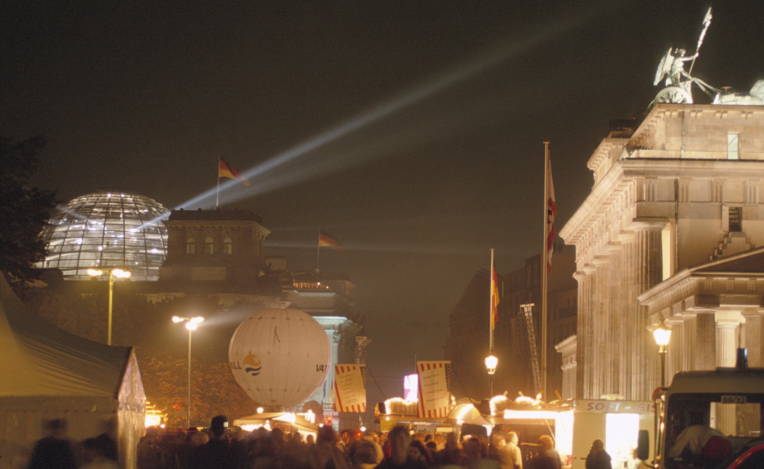Beleuchtetes Brandenburger Tor in Berlin mit ERCO Außenleuchten bei Nacht.
