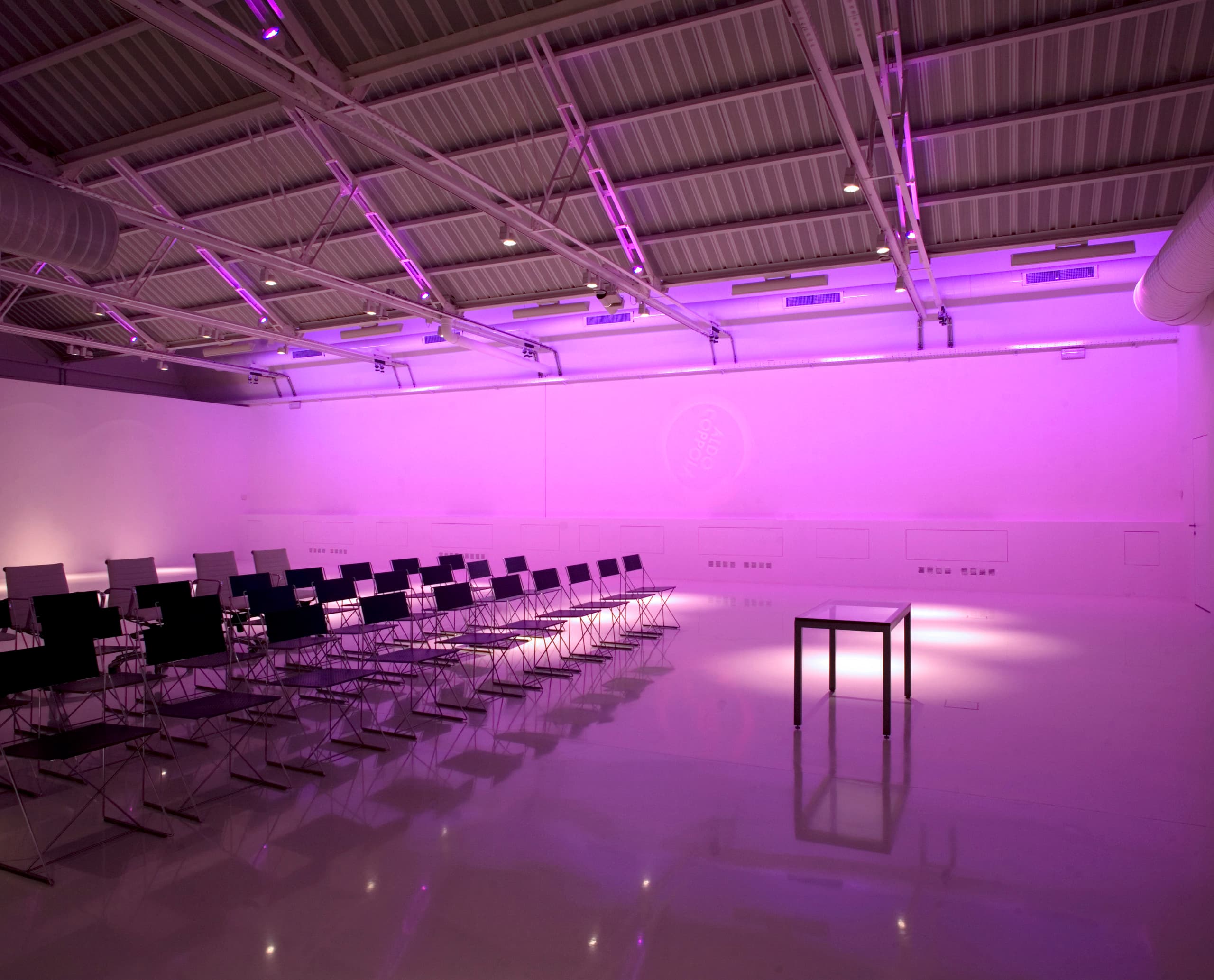 ERCO Optec Spots beleuchten Aldo Coppola Showroom in Mailand mit violettem Licht.