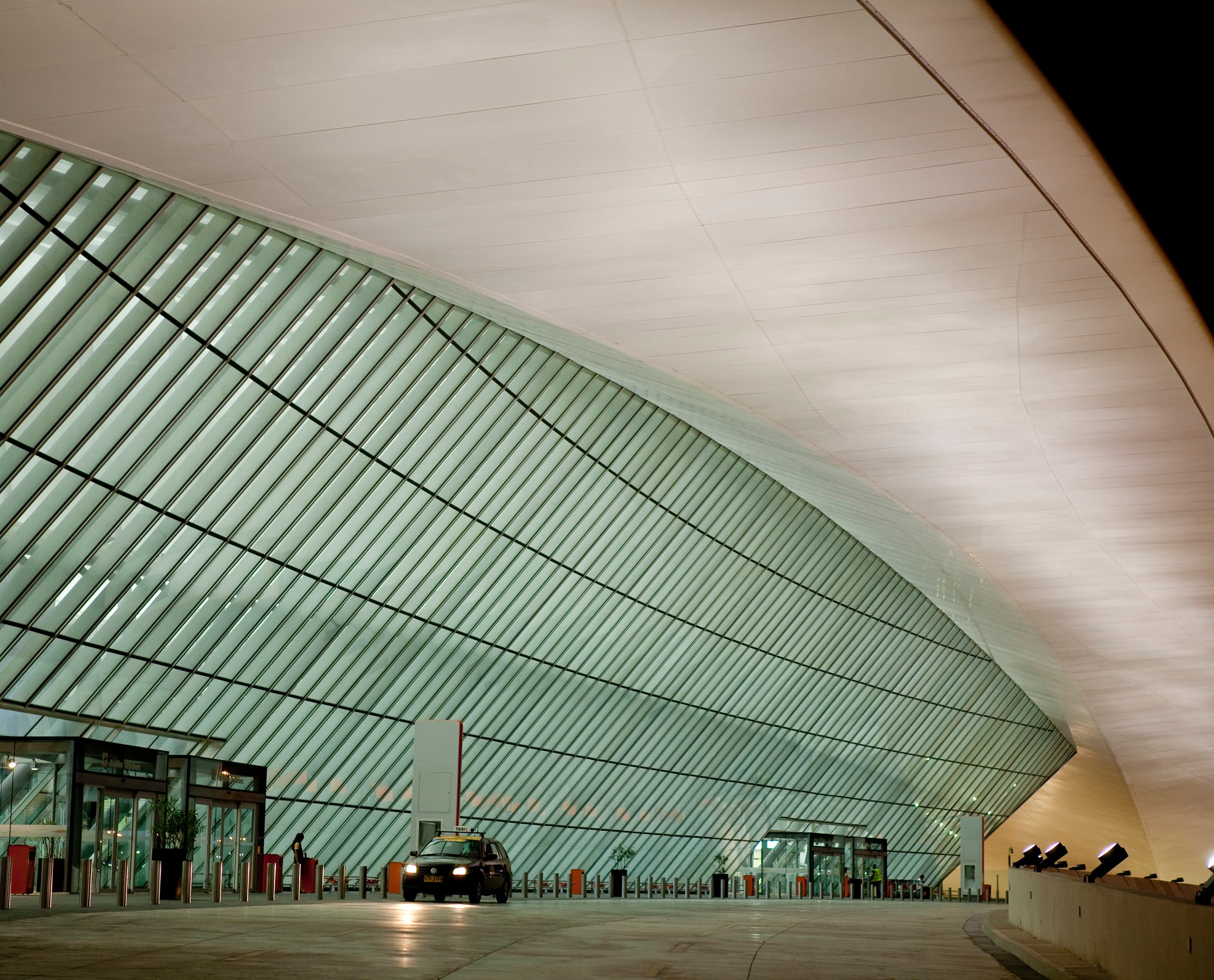 Carrasco International Airport: Beleuchtete Glasfassade des Terminals in Montevideo, Uruguay.