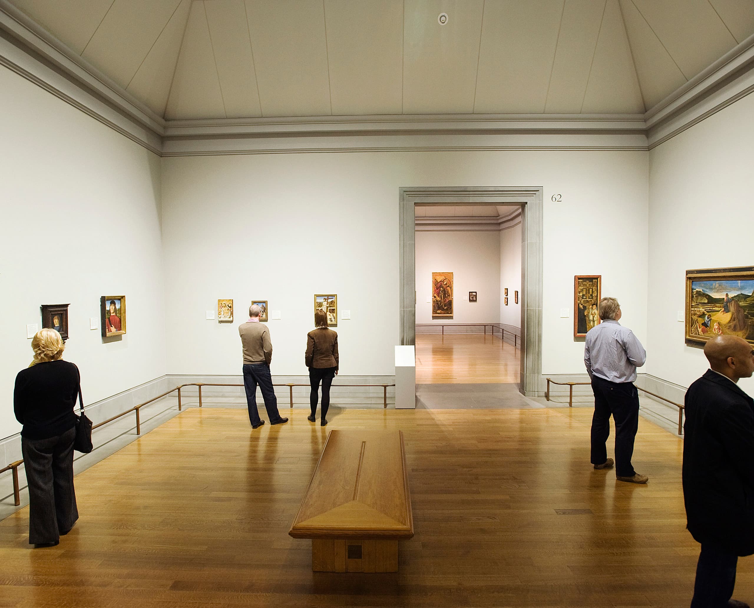 Besucher betrachten Gemälde in der National Gallery, beleuchtet mit ERCO LED-Strahlern für optimale Farbwiedergabe.