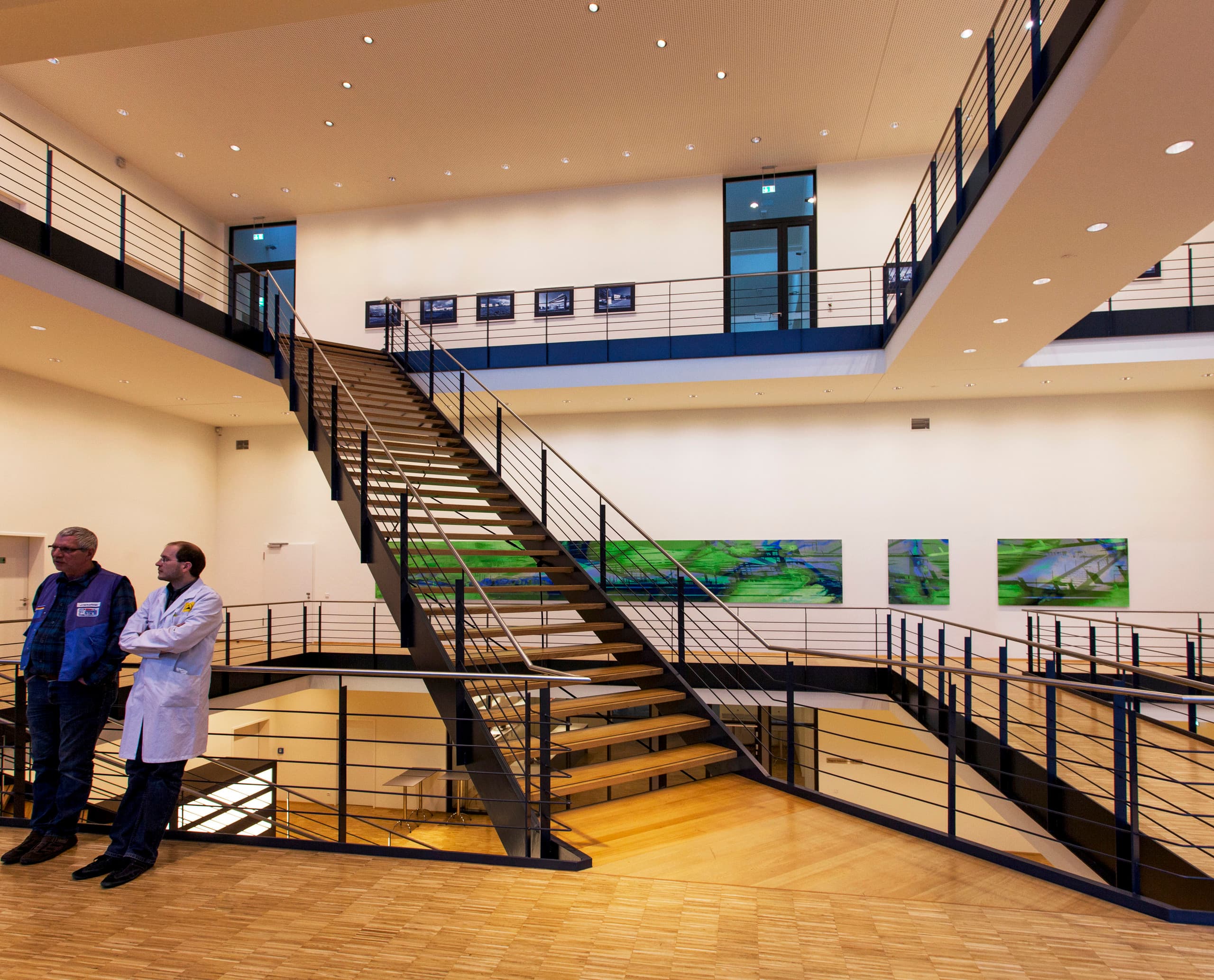 Foyer mit Treppe und ERCO Beleuchtung für einladende Atmosphäre.