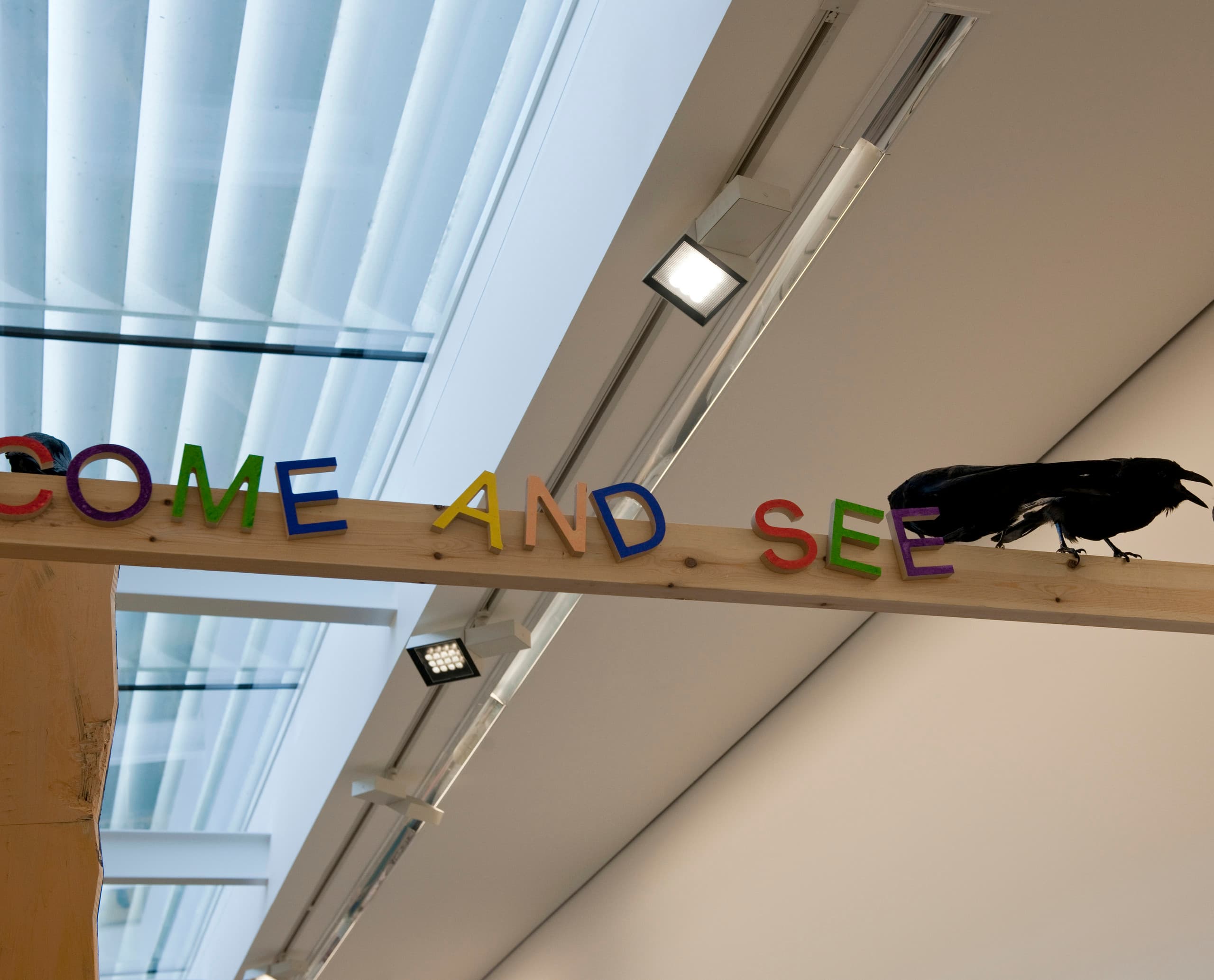 Kunstinstallation "Come and See" in der Serpentine Sackler Gallery, London, mit ERCO Beleuchtung.