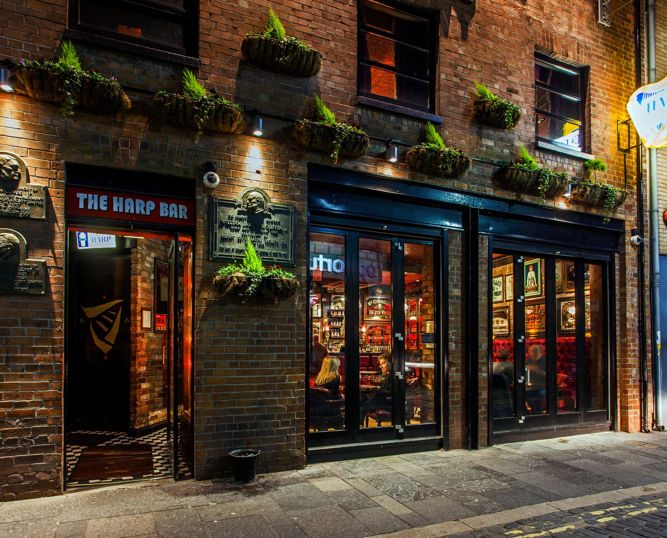 Die Harp Bar in Belfast, ein beleuchtetes Pub mit traditioneller irischer Atmosphäre im Cathedral Quarter.