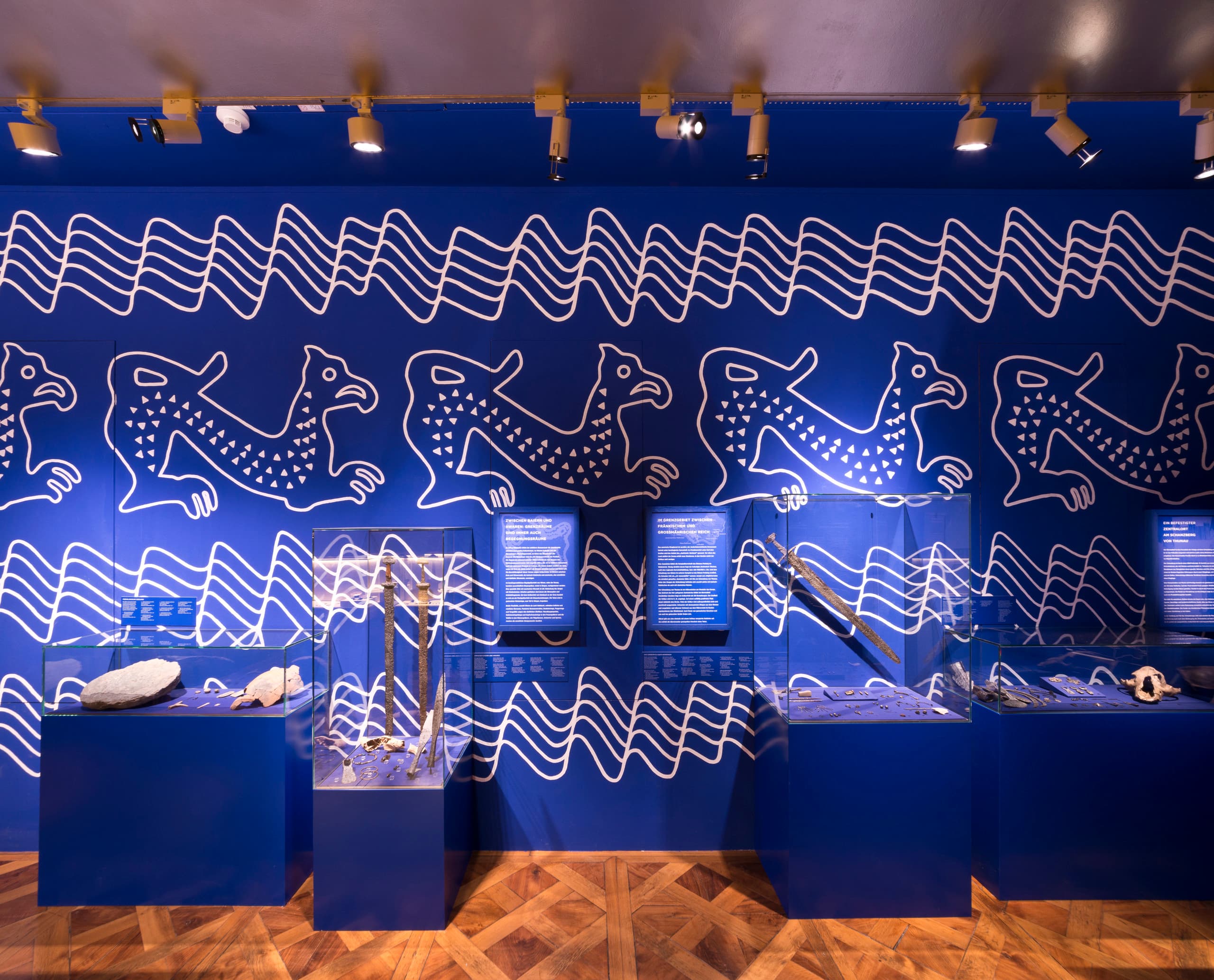 MAMUZ Museum Mistelbach: Archäologische Fundstücke in interaktiver Ausstellung mit ERCO Licht.