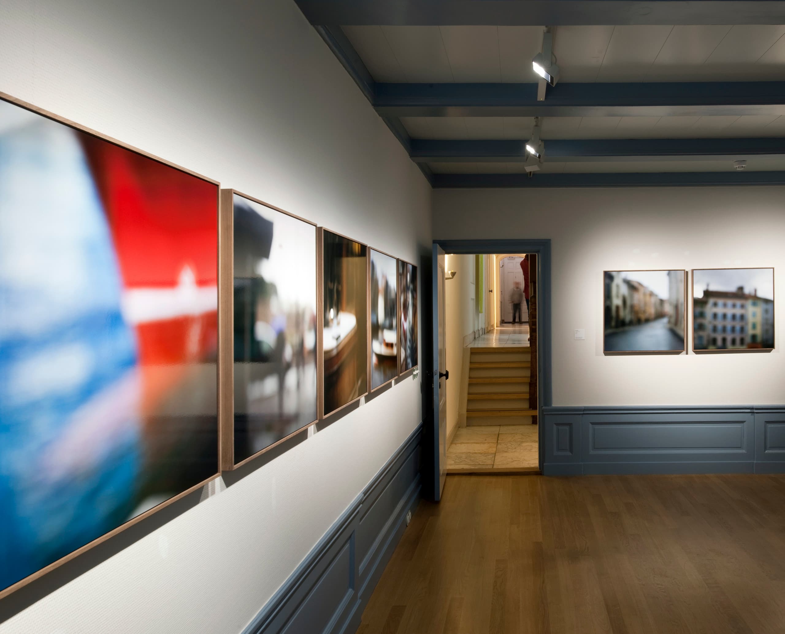 ERCO LED-Leuchten im Huis Marseille, Amsterdam, schaffen eine visuell einheitliche Ausstellungsatmosphäre.