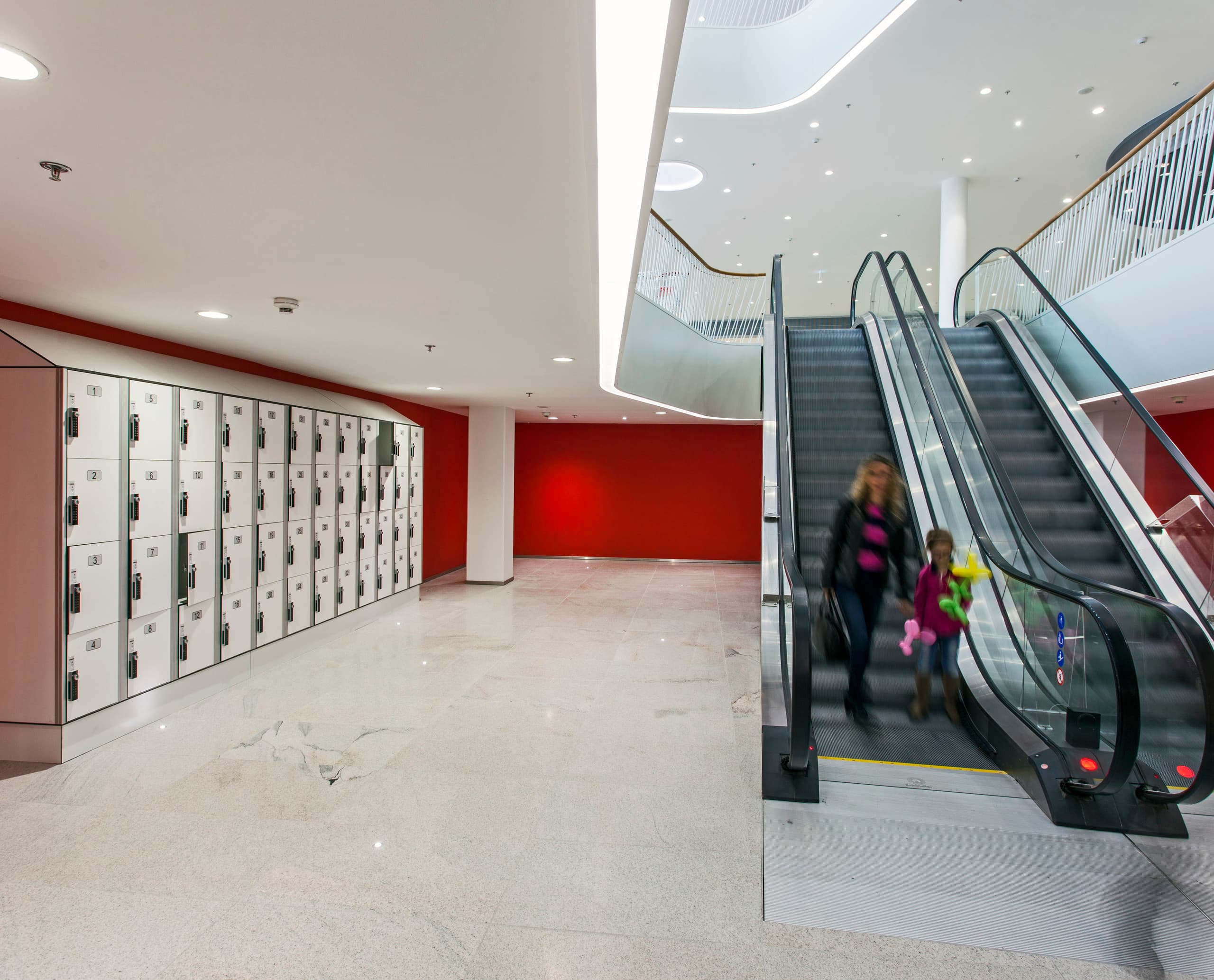 Bory Mall in Bratislava mit Skim Downlights von ERCO für eine angenehme Einkaufsatmosphäre.