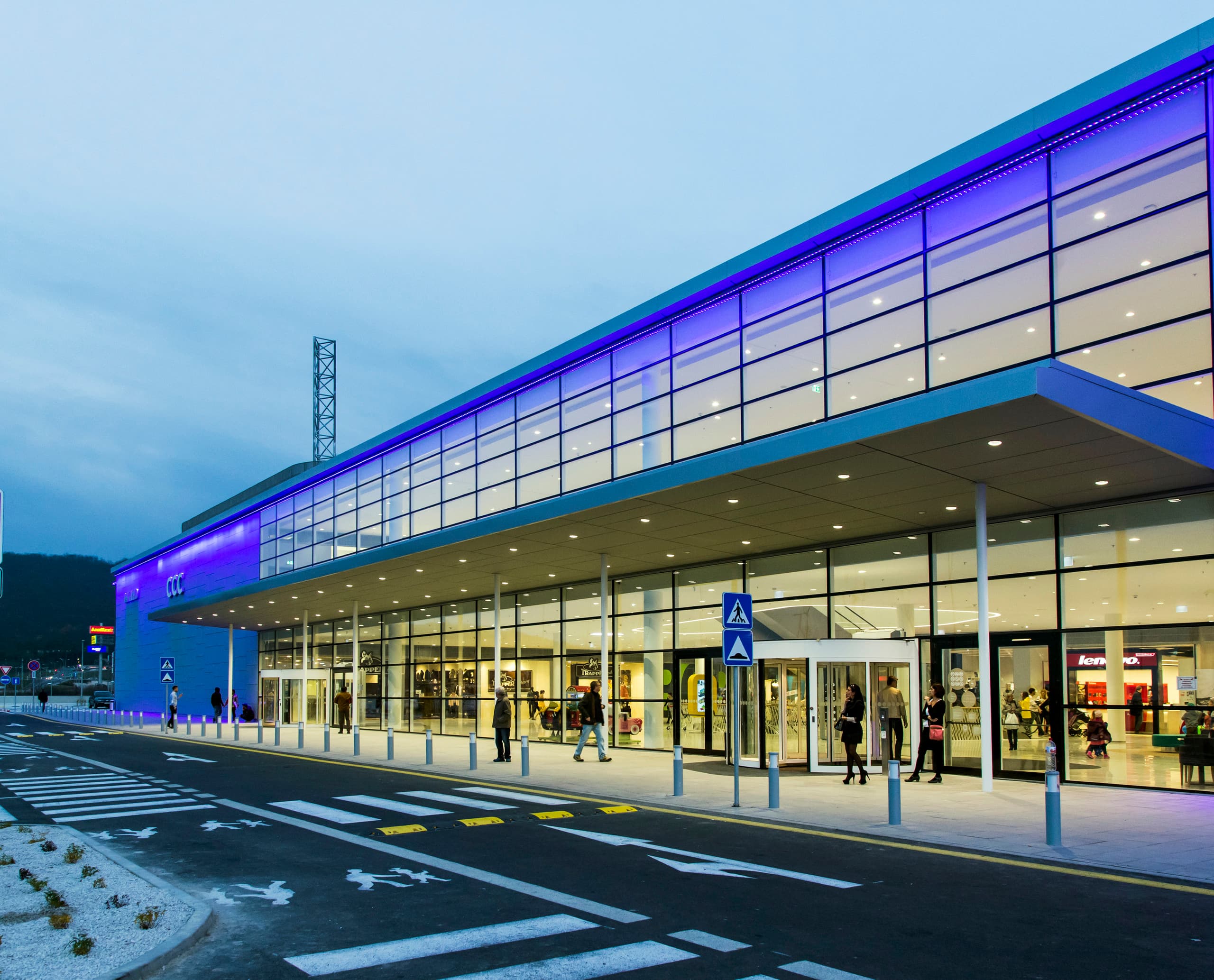 Bory Mall Einkaufszentrum in Bratislava mit ERCO Skim Downlights für einladende Beleuchtung.