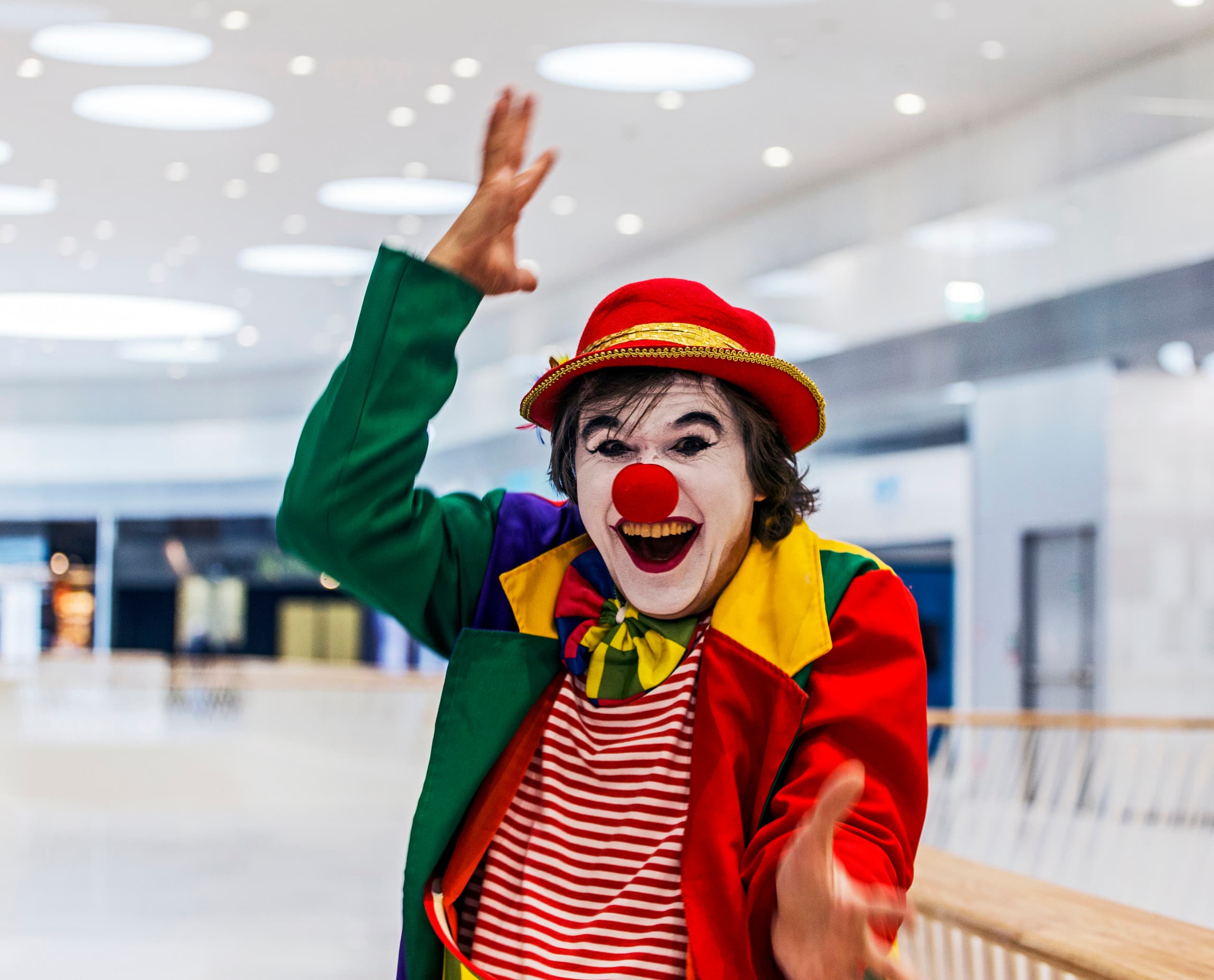 Clown unter ERCO Skim Downlights im Bory Mall, Bratislava.