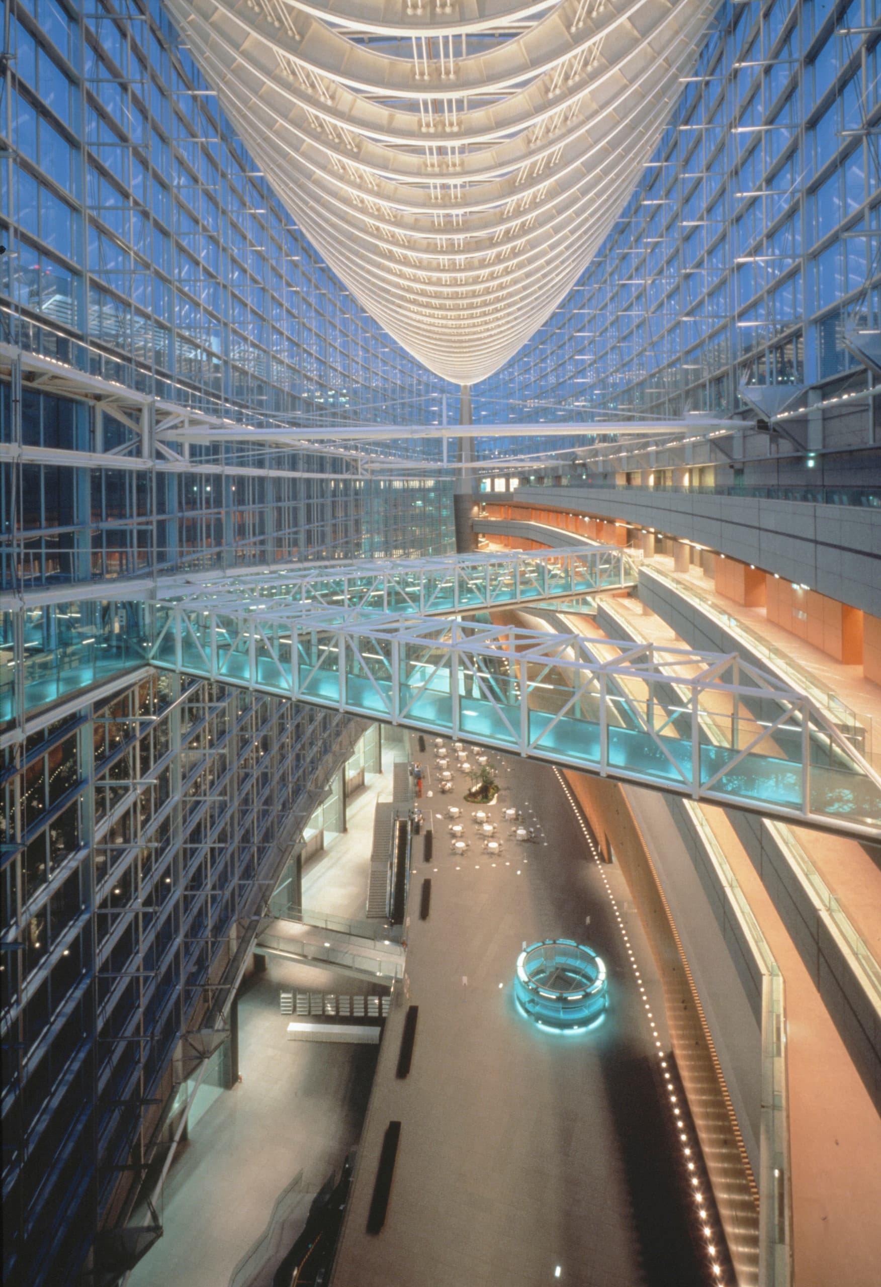 Innenansicht des Tokyo International Forum mit Gimbal Strahlern, die die Stahlkonstruktion beleuchten.