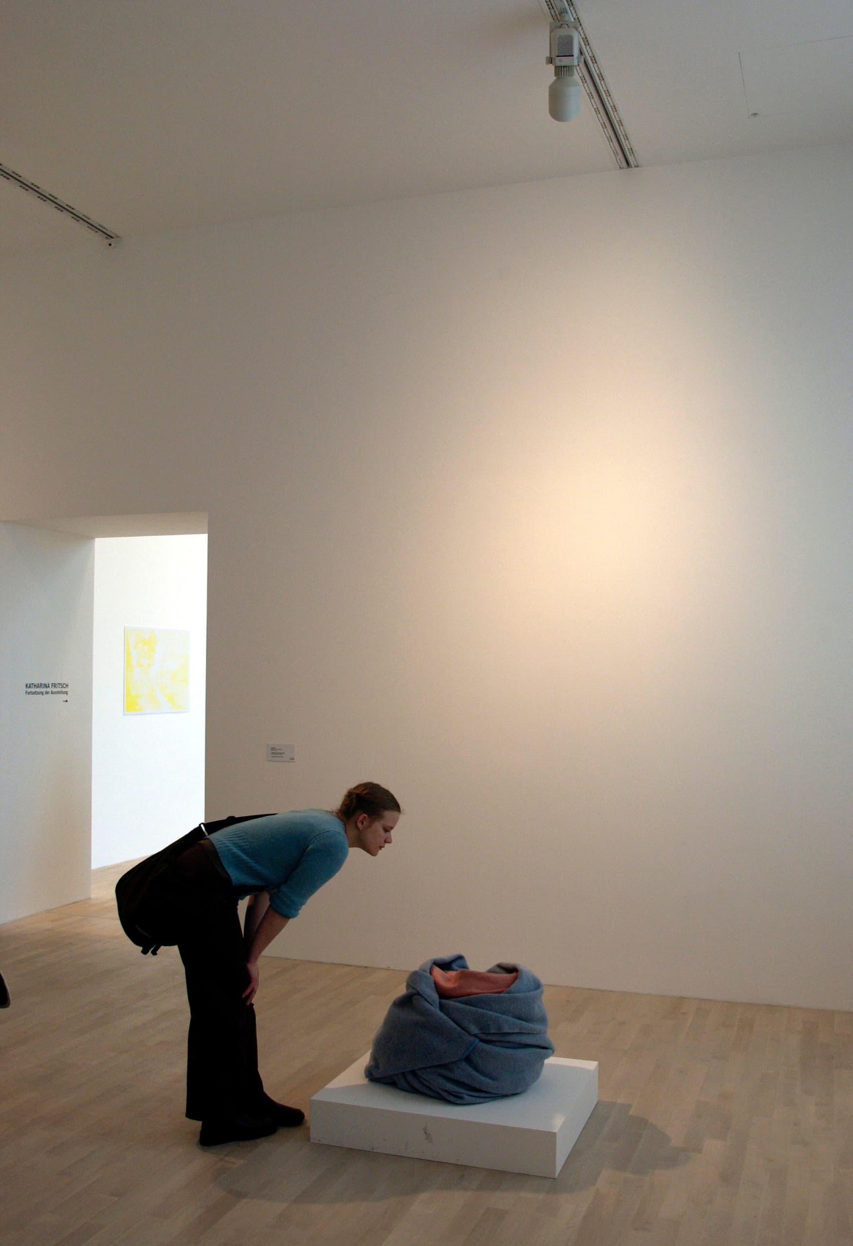 Besucher betrachtet Kunstwerk unter ERCO-Licht in der K21 Kunstsammlung, Düsseldorf.