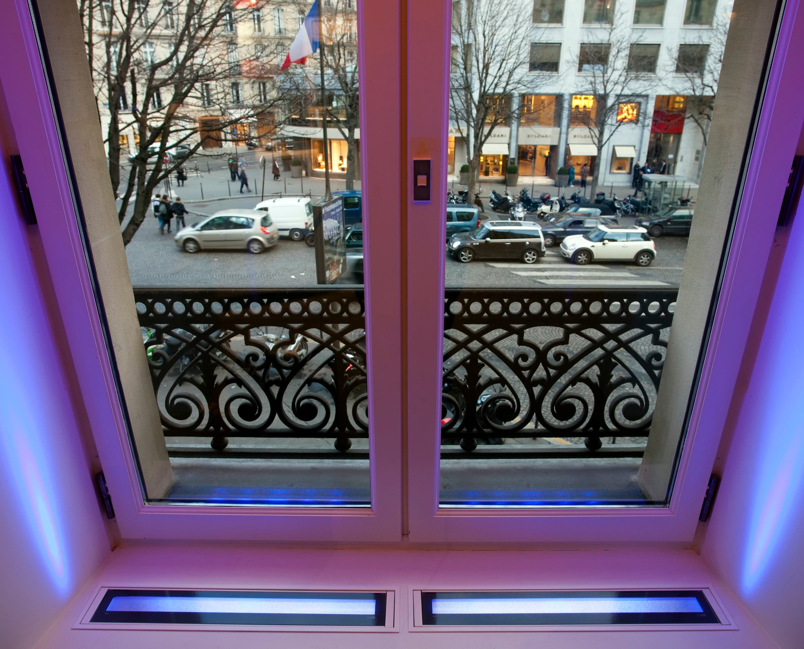 Focalflood LED-Fassade des Sony Style Flagship Stores in Paris durch ein Fenster gesehen.