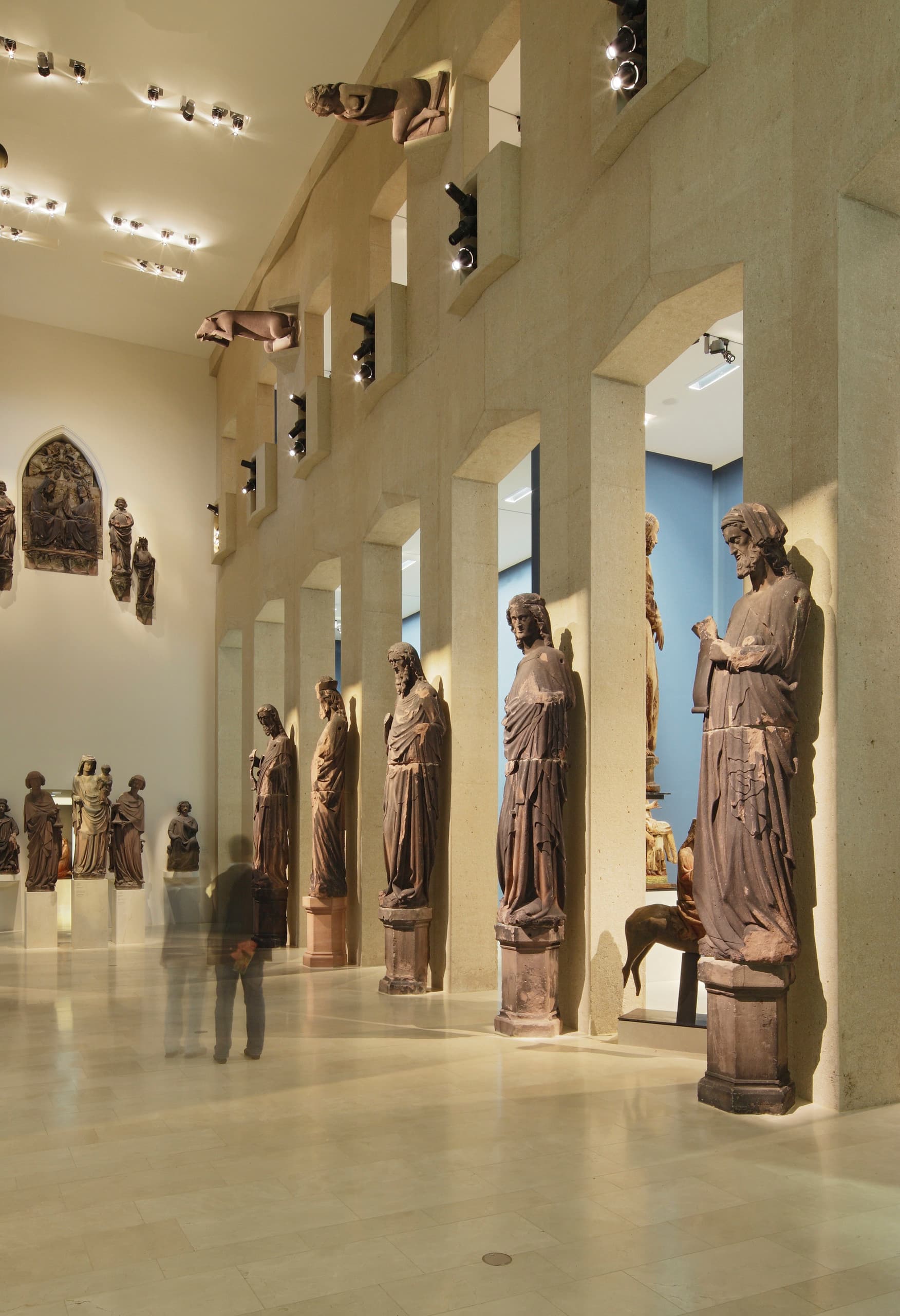 Augustinermuseum Freiburg: Beleuchtete Skulpturen aus dem Mittelalter mit ERCO Strahlern.
