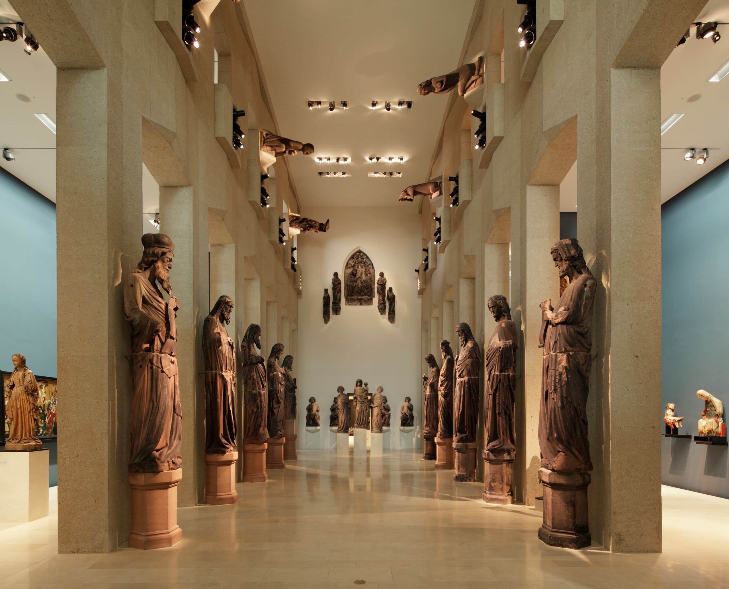 Augustinermuseum: Beleuchtete Skulpturen aus dem Freiburger Münster mit ERCO Strahlern.