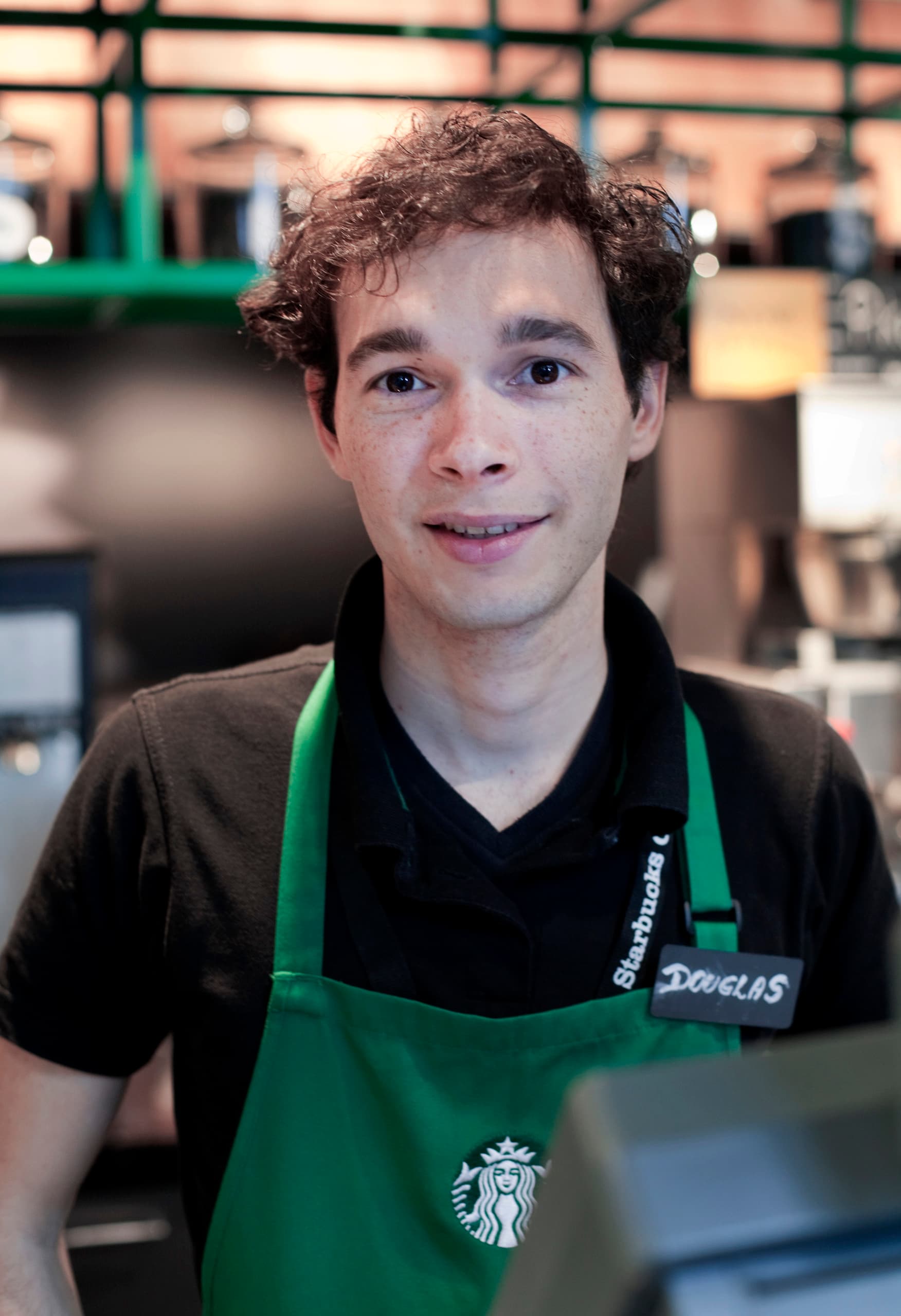 Starbucks Mitarbeiter Douglas in Berlin, der für Wohlbefinden sorgt.