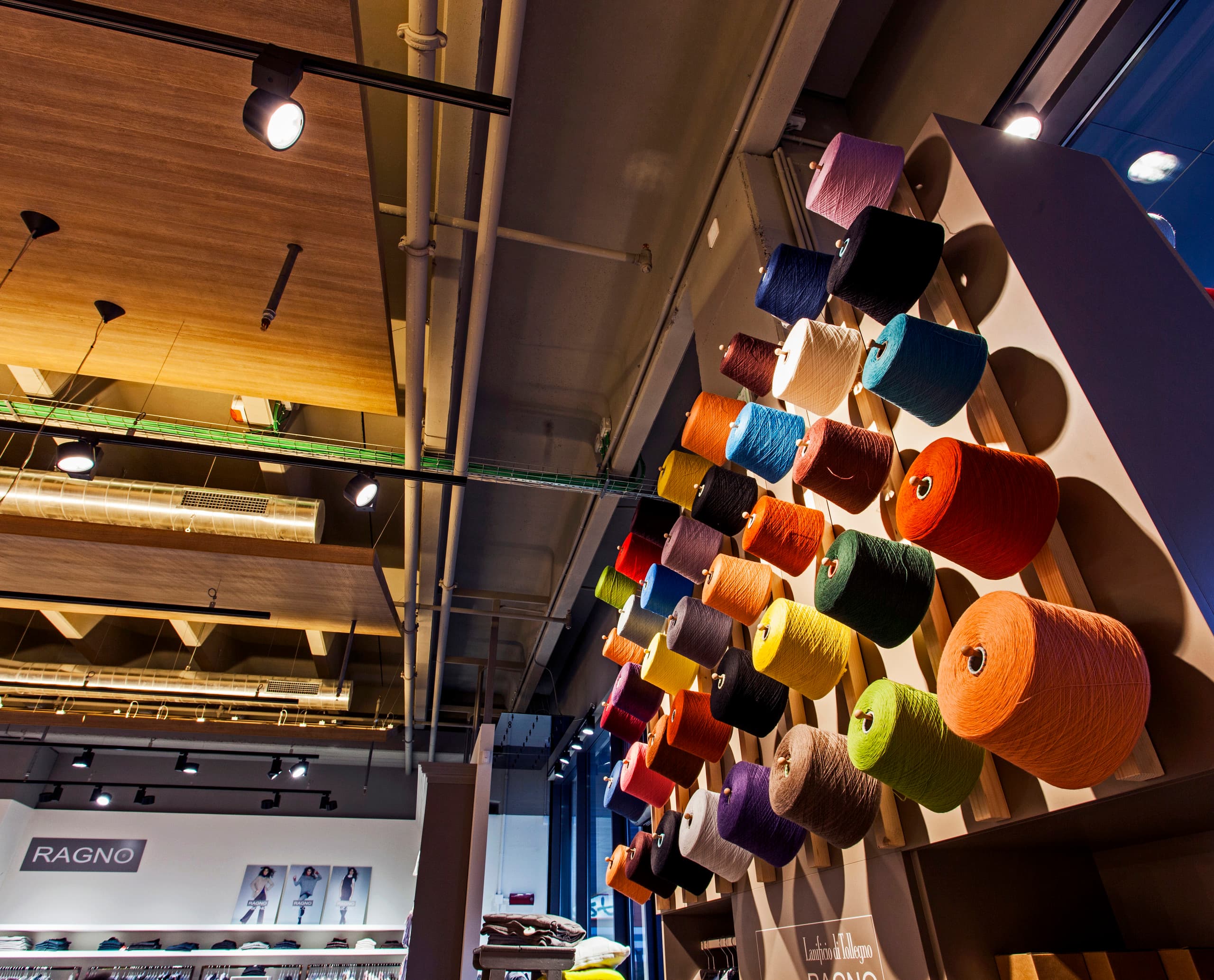 Dekorative Wollspulenwand im Ragno Concept Store, beleuchtet mit ERCO Optec Strahlern.