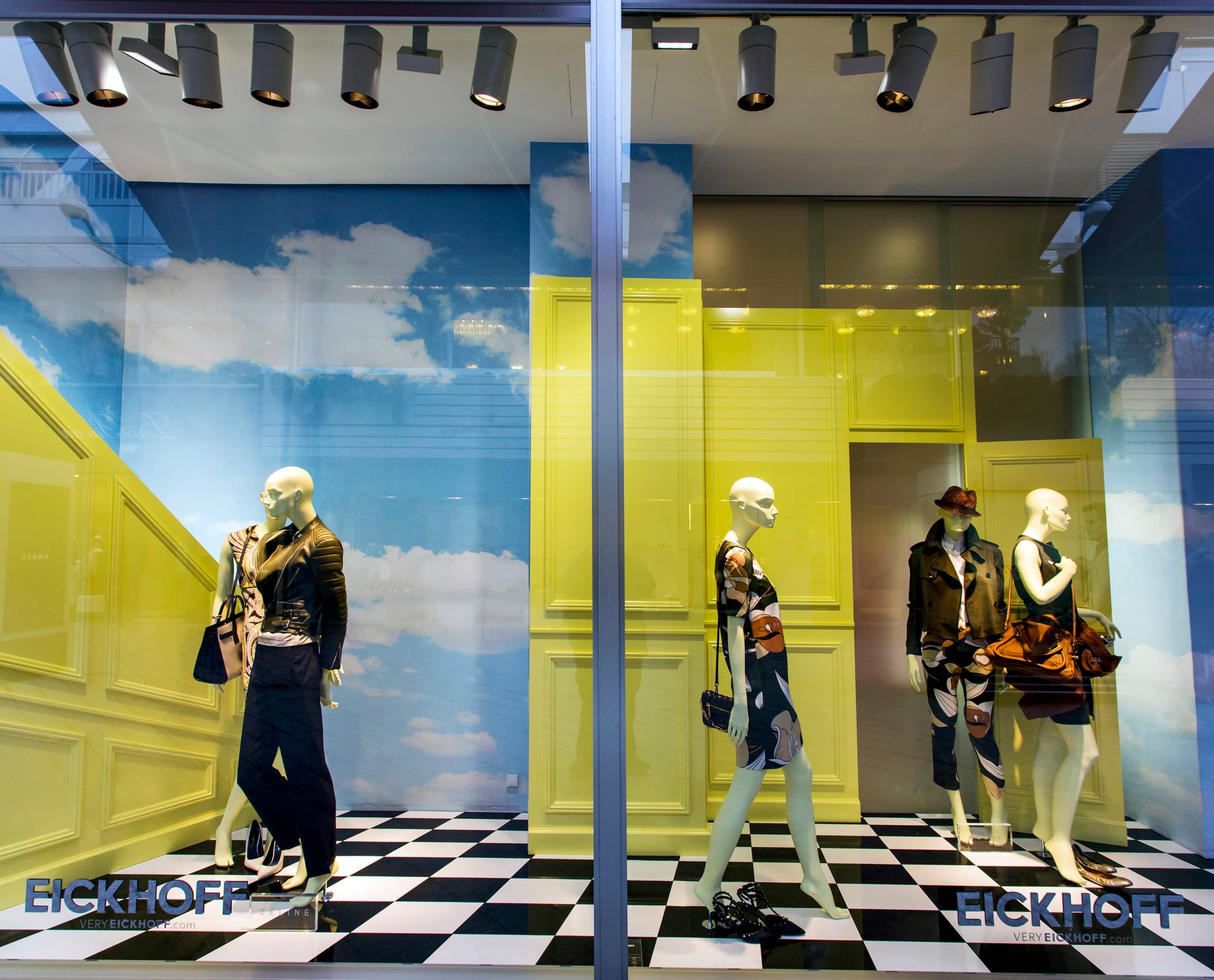 Eickhoff Modehaus Düsseldorf Schaufenster mit ERCO LED-Beleuchtung für saisonale Modekollektionen.