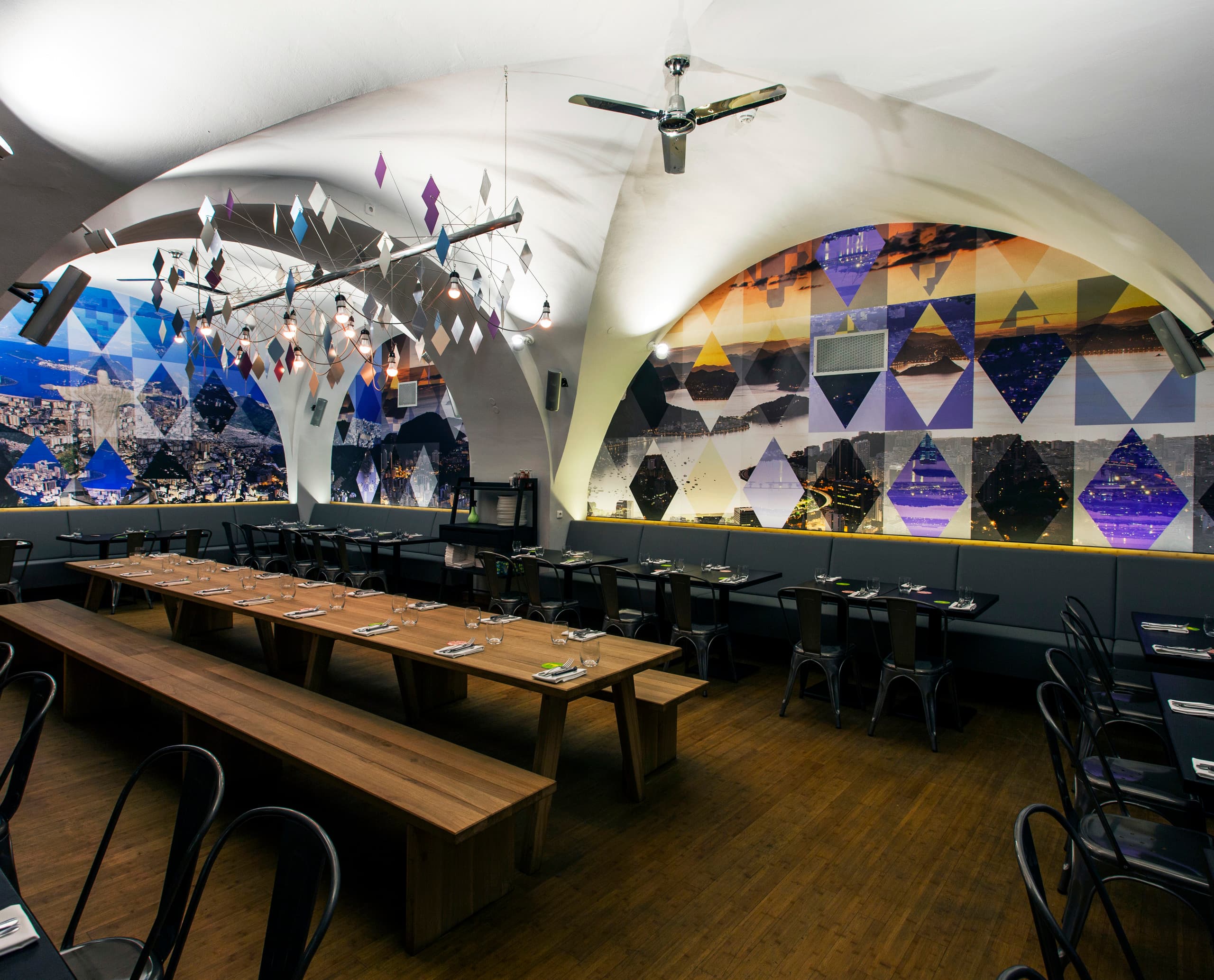 Innenansicht des Restaurants Ambiente Brasileiro in Prag mit ERCO LED-Beleuchtung.