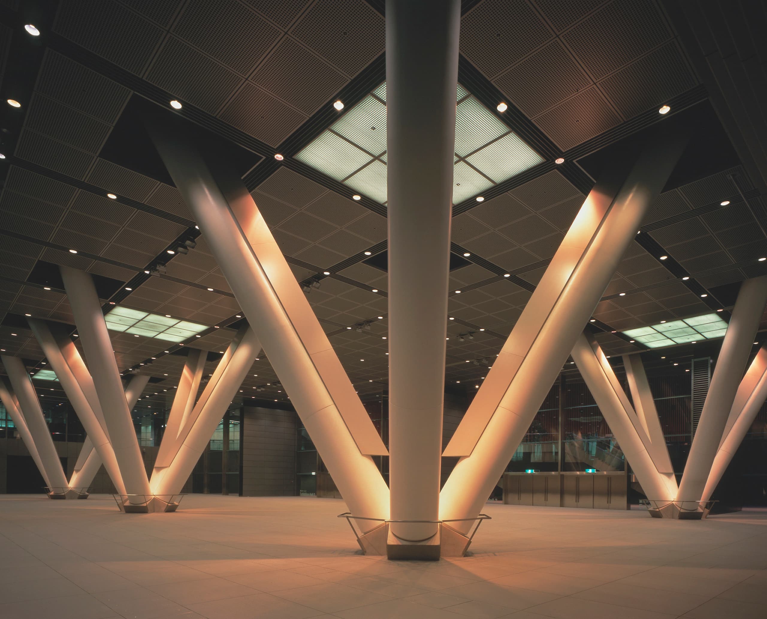 Beleuchtete Stahlkonstruktion im Tokyo International Forum mit Gimbal Strahlern von ERCO.