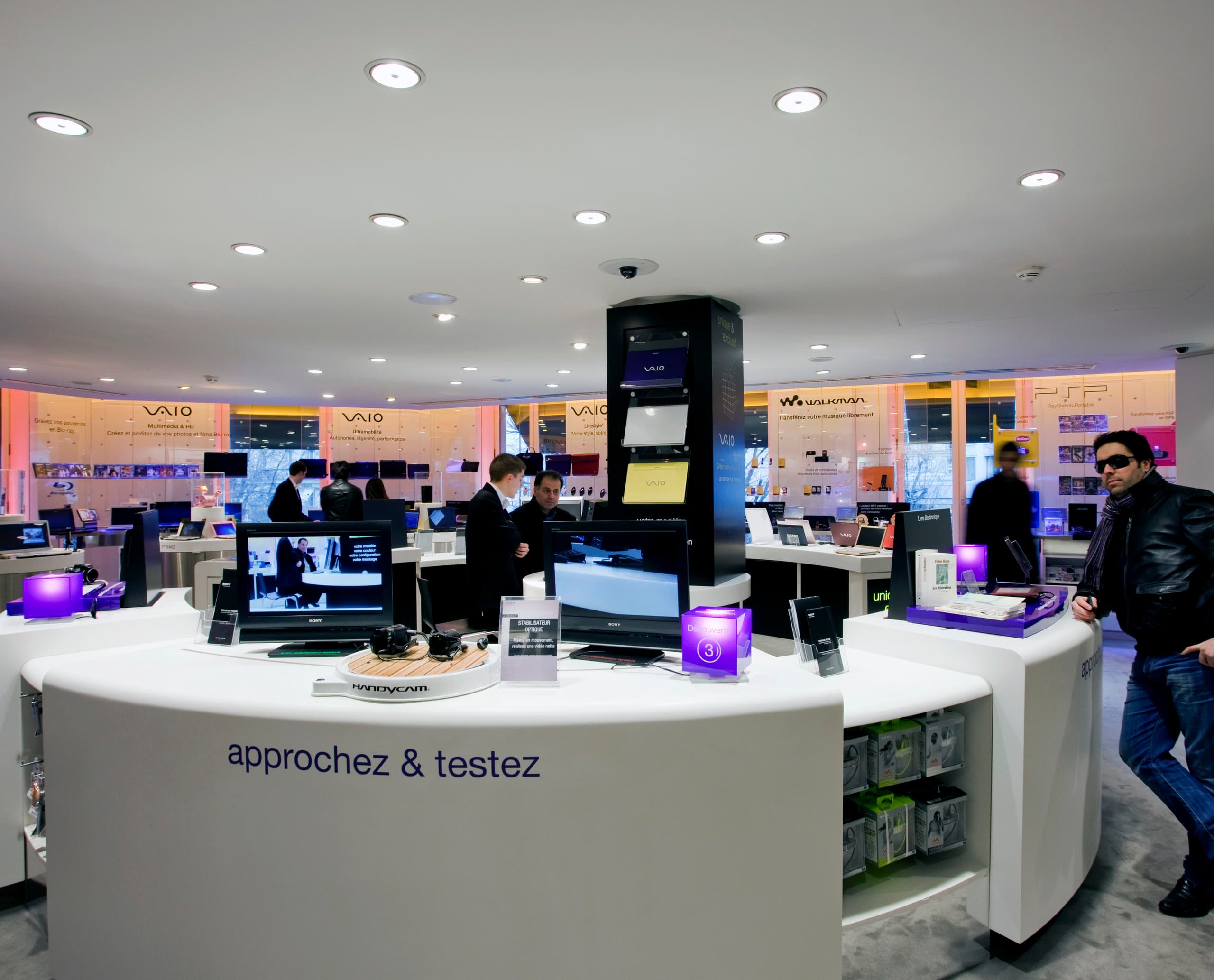 Sony Style Flagship Store in Paris mit ERCO Beleuchtung, die das Image des Technologieanbieters ergänzt.