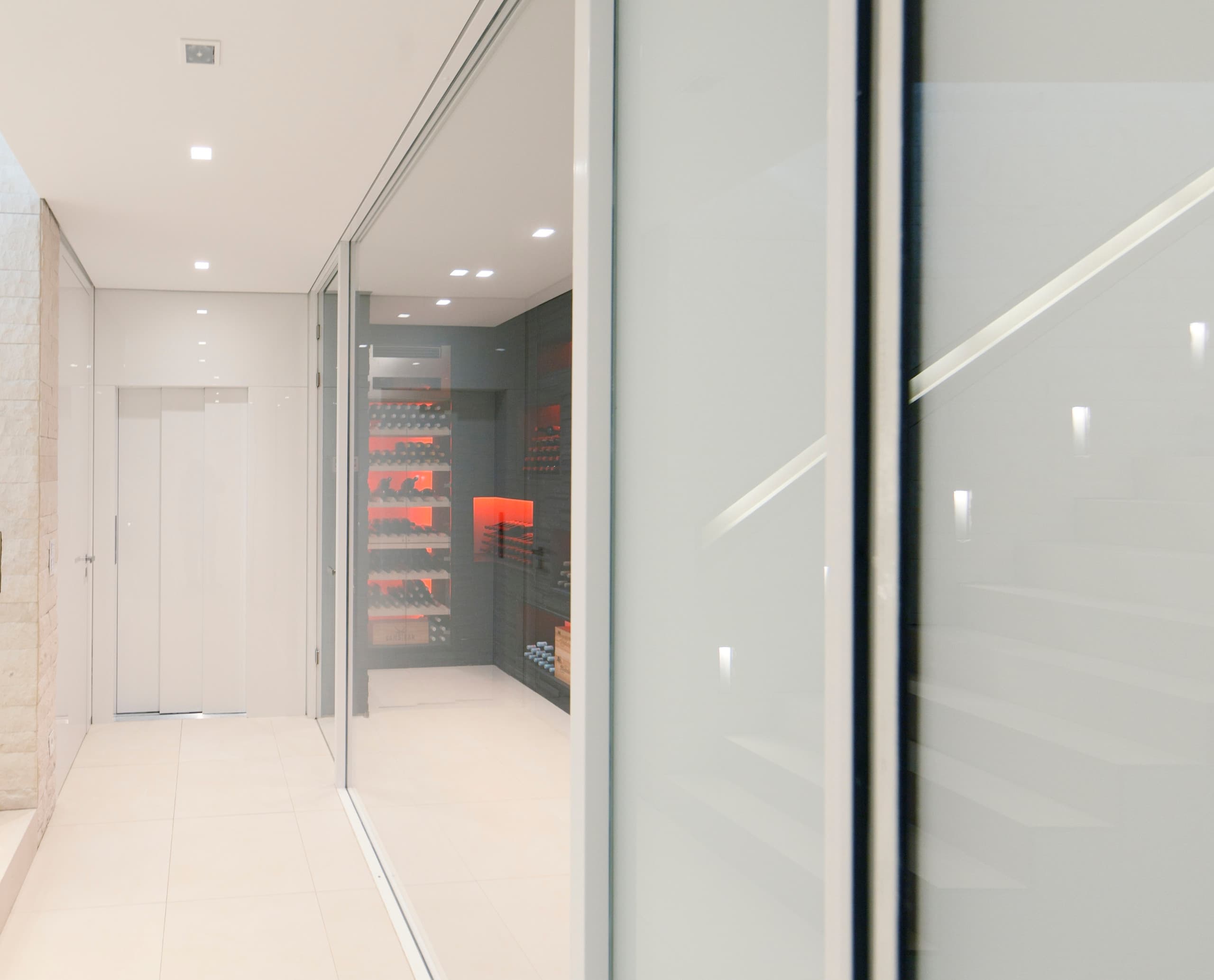 Villa Linari Innenraum mit Quintessence Downlights und Weinregal mit RGBW Licht.