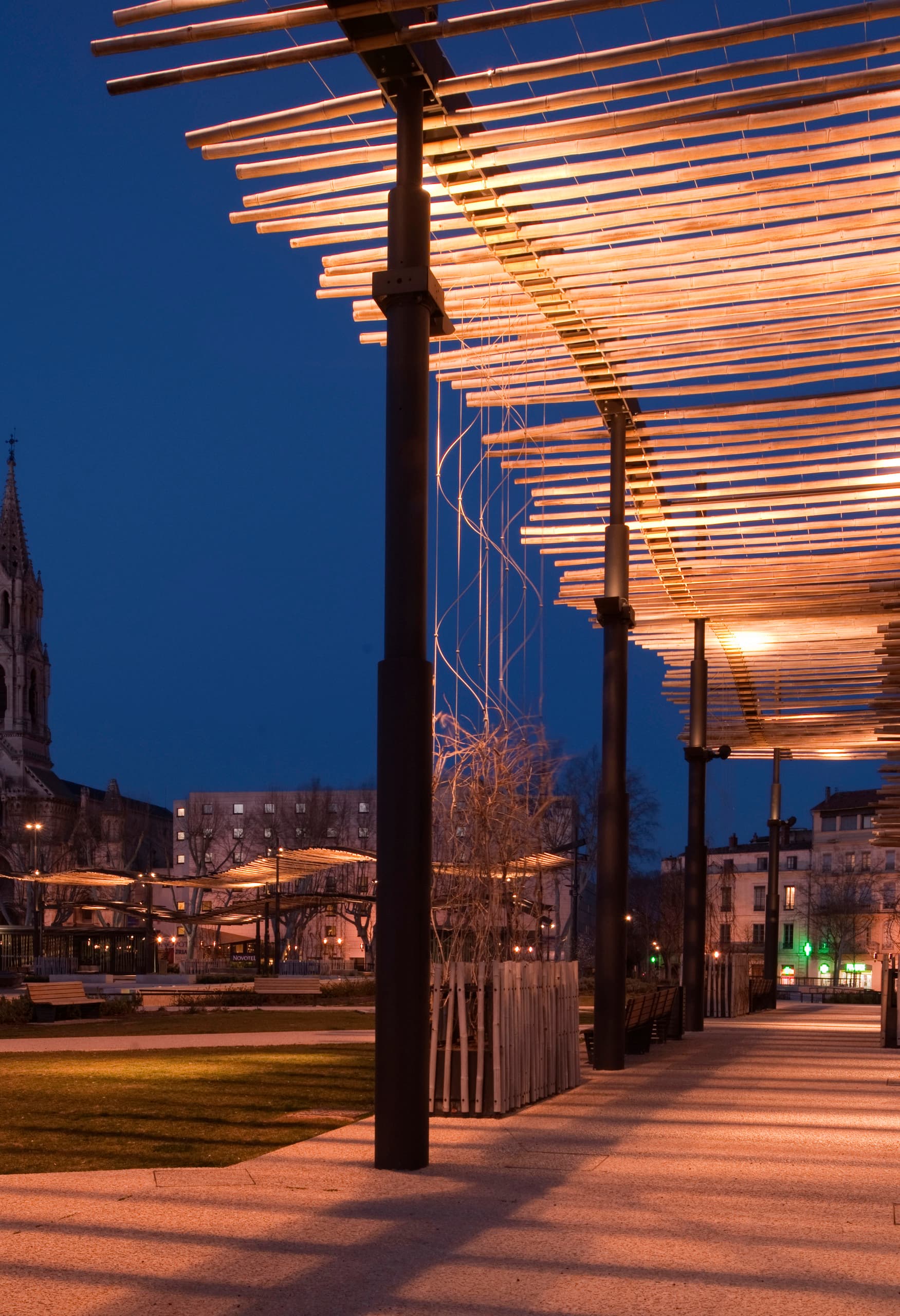 ERCO LED-Beleuchtung der Esplanade Nîmes, ein beliebter Treffpunkt mit Blick auf die Kirche Sainte Perpétue.