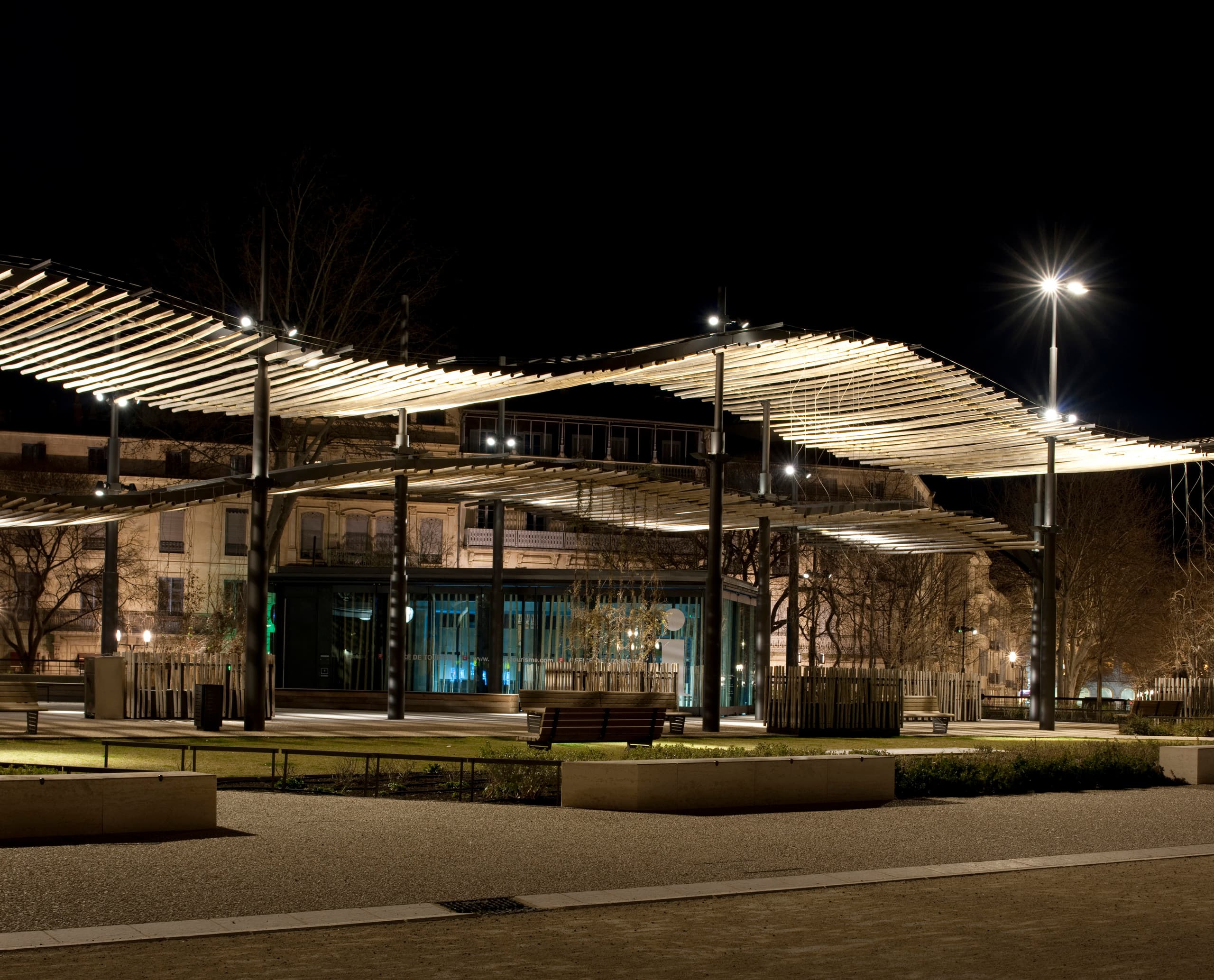 ERCO Licht illuminiert die Esplanade Nîmes, einen beliebten Treffpunkt mit atmosphärischer Beleuchtung.