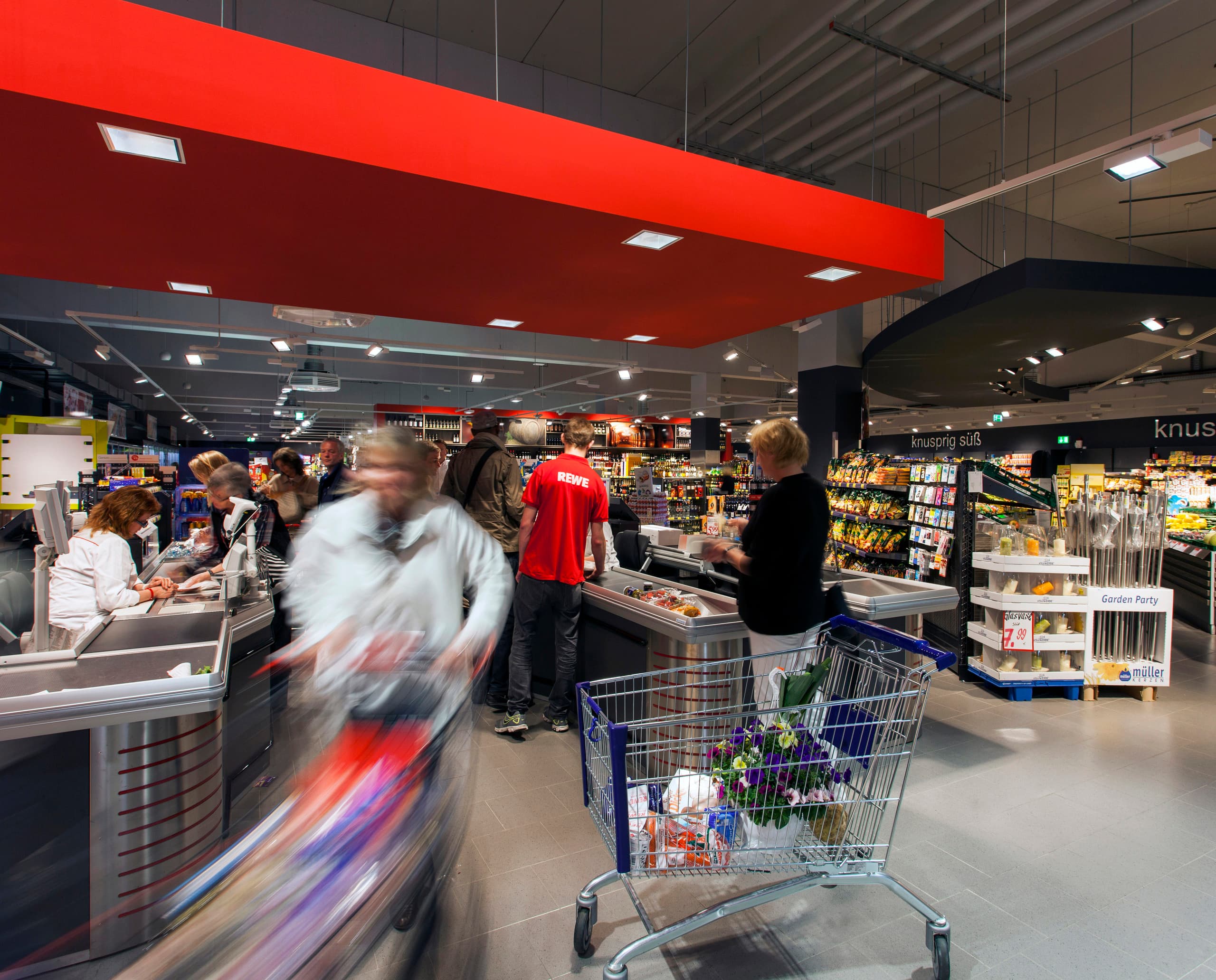 REWE Supermarkt in Hagen-Hohenlimburg mit ERCO LED-Akzentbeleuchtung für eine ansprechende Warenpräsentation.